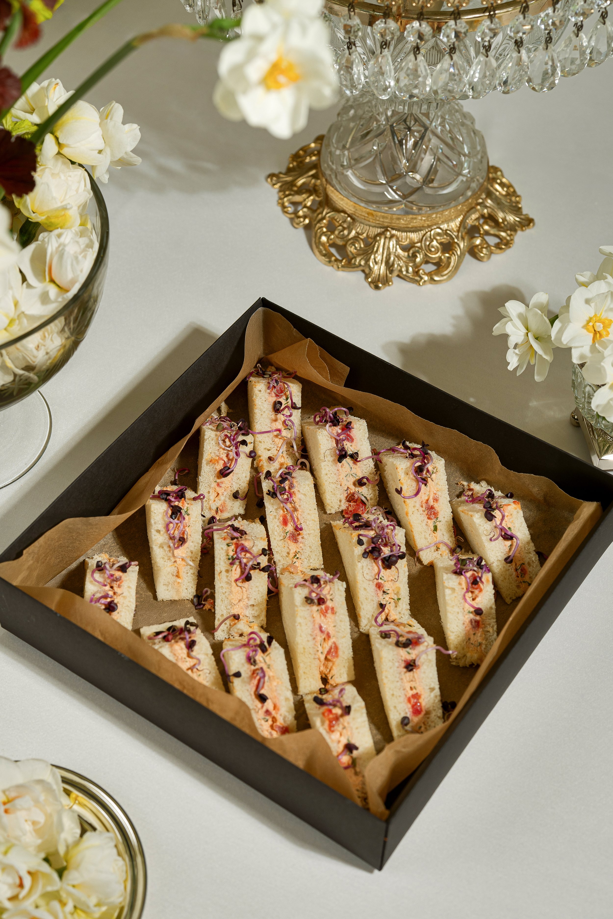 „Domus“ pusryčių sumuštinukai: mini trikampiai sumuštiniai su namų gamybos lašišos „Gravlax“, kreminiu sūriu ir šviežiais dygstais. Gurmaniški užkandžiai vėlyviesiems pusryčiams, furšetams ar verslo renginiams.