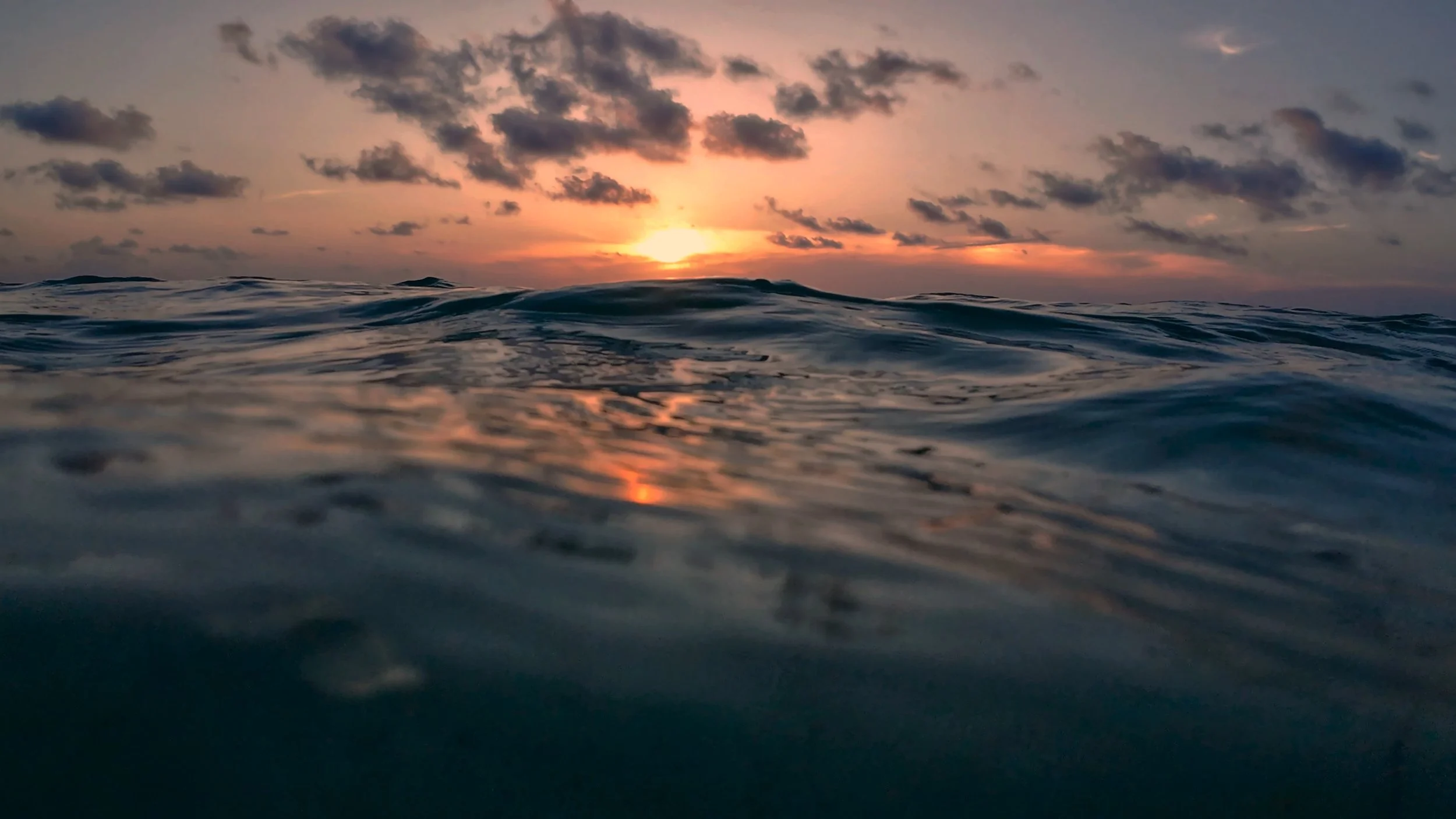 Ciel de coucher de soleil avec nuages et mer vue de l'eau.