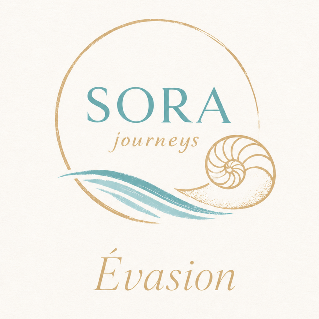 Logo avec le texte 'SORA journeys Évasion', dessin d'une coquille Saint-Jacques et d'une vague stylisée, couleurs beige et bleu clair.