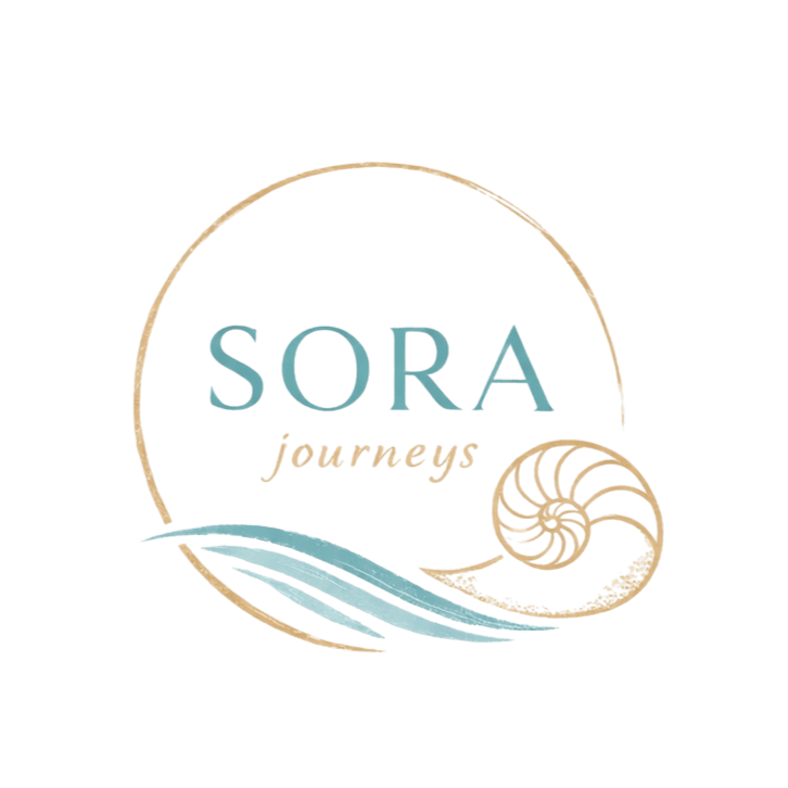 Logo avec texte « SORA JOURNEYS » en grand, accompagnée d'un symbole stylisé d'une spirale et de vagues évoquant la mer.