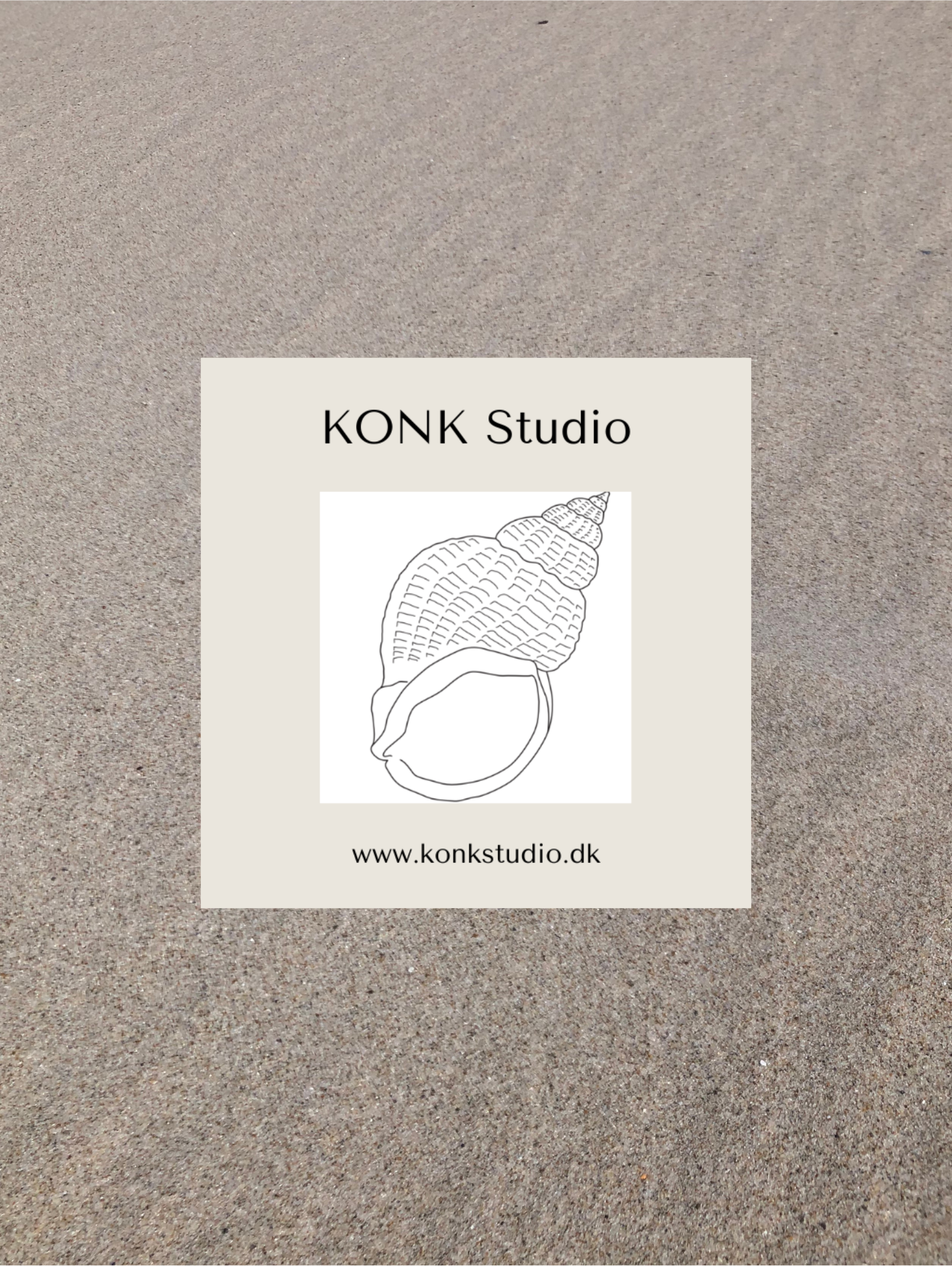KONK Studio etiket på sand 5x5 cm.png
