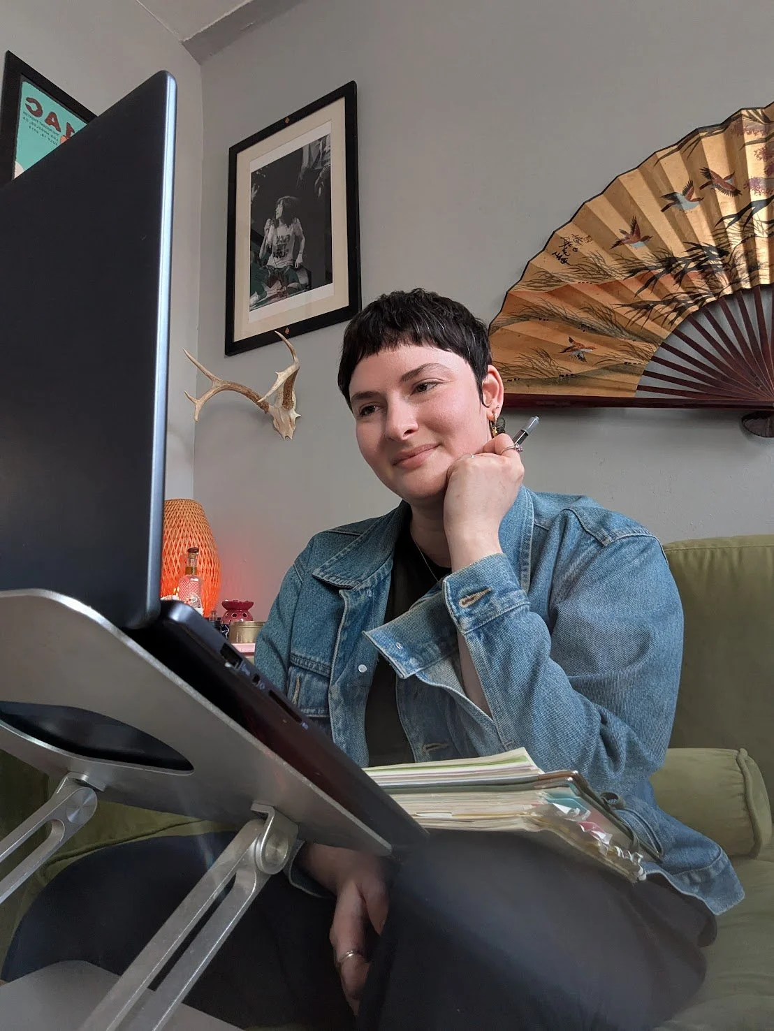 Therapist giving EMDR therapy through telehealth