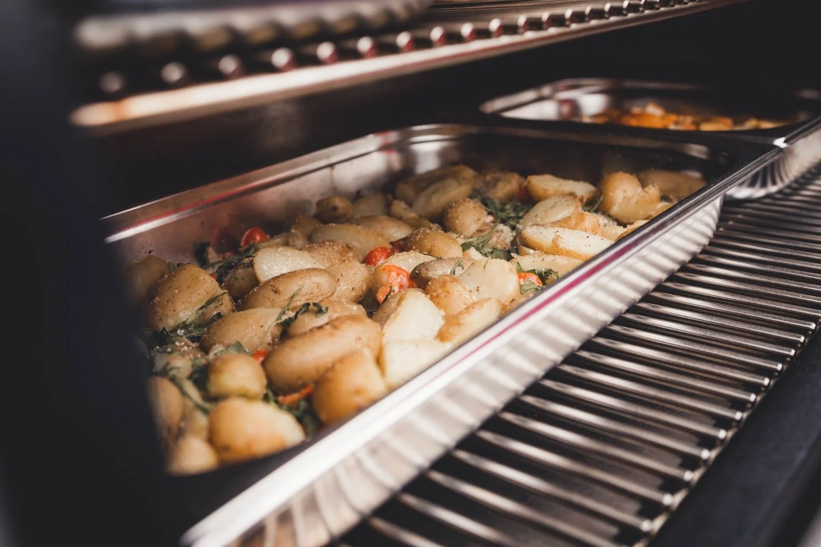 Gebackene Kartoffeln mit Gewürzen und Kräutern im Ofen
