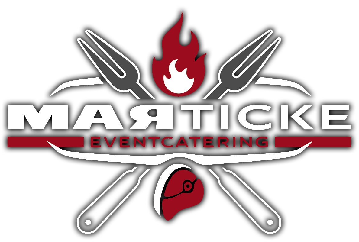Logo mit Flamme, Grillgabeln und einem Messer, Text: "Marticke Eventcatering" auf schwarzem Hintergrund