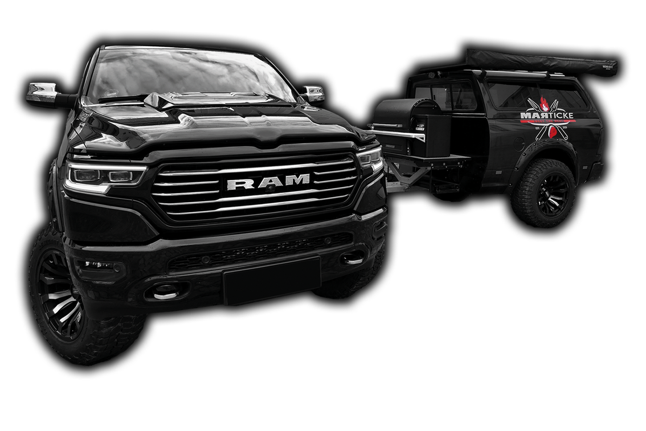 Schwarzer Ram Pickup Truck und ein schwarzer SUV mit Auflieger, davor eine Grillstation mit Grill und Zubehör, gegen schwarzen Hintergrund