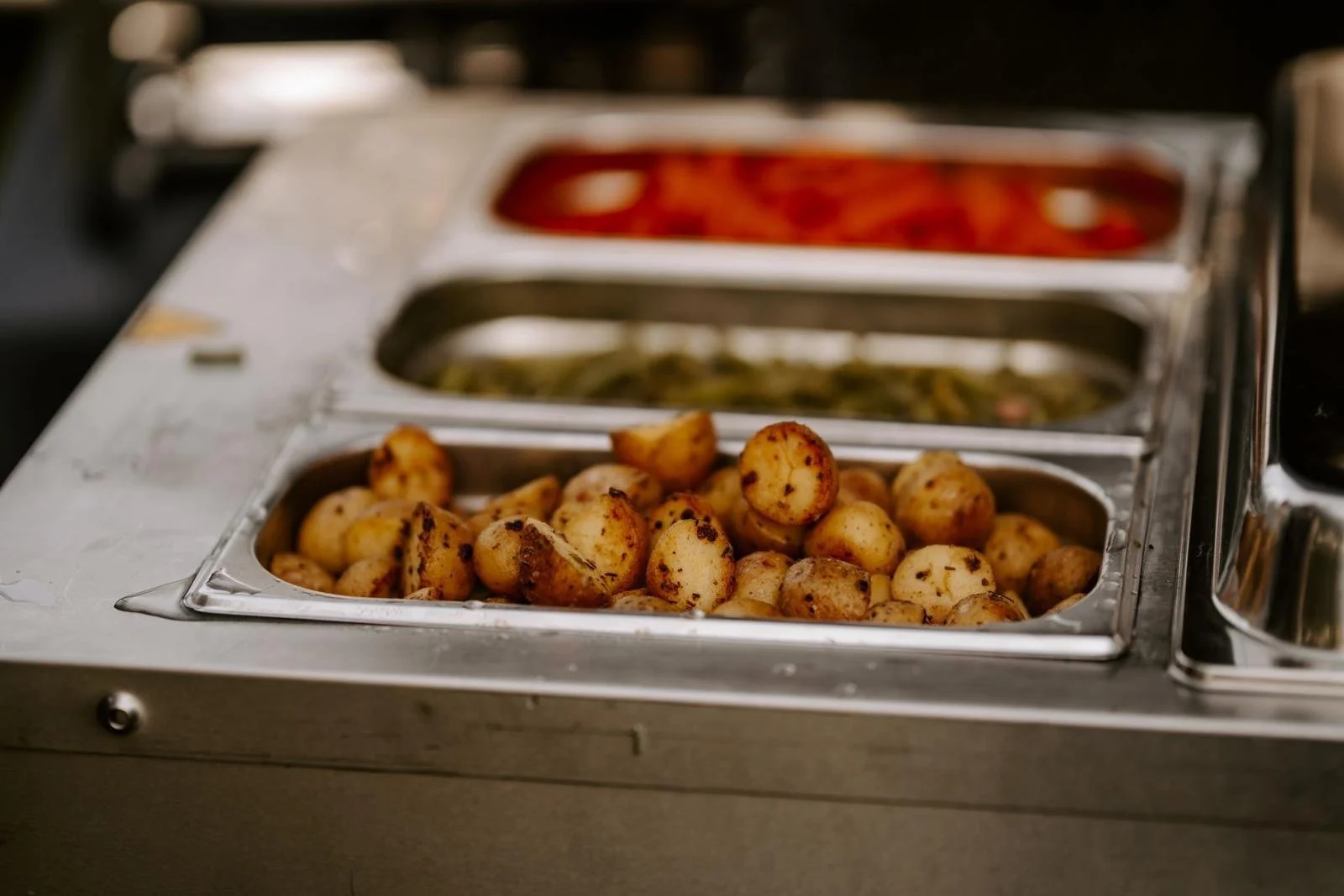 Hähnchen-Nuggets in einem Stahldampfgarer