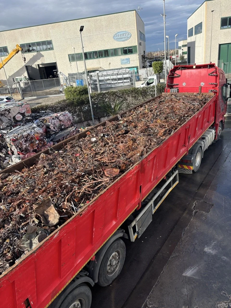 Camion carico di rame destinato al recupero e alla gestione presso Metal Scrap Srl in provincia di Caserta