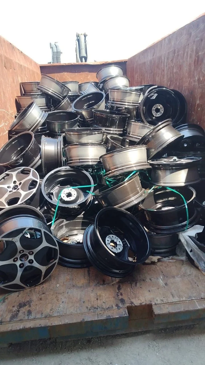 Cerchi in alluminio raccolti per il ritiro e il recupero presso Metal Scrap Srl a Caserta