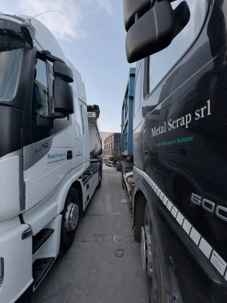 Mezzi operativi per il trasporto e la gestione di rottami metallici presso Metal Scrap Srl in provincia di Caserta