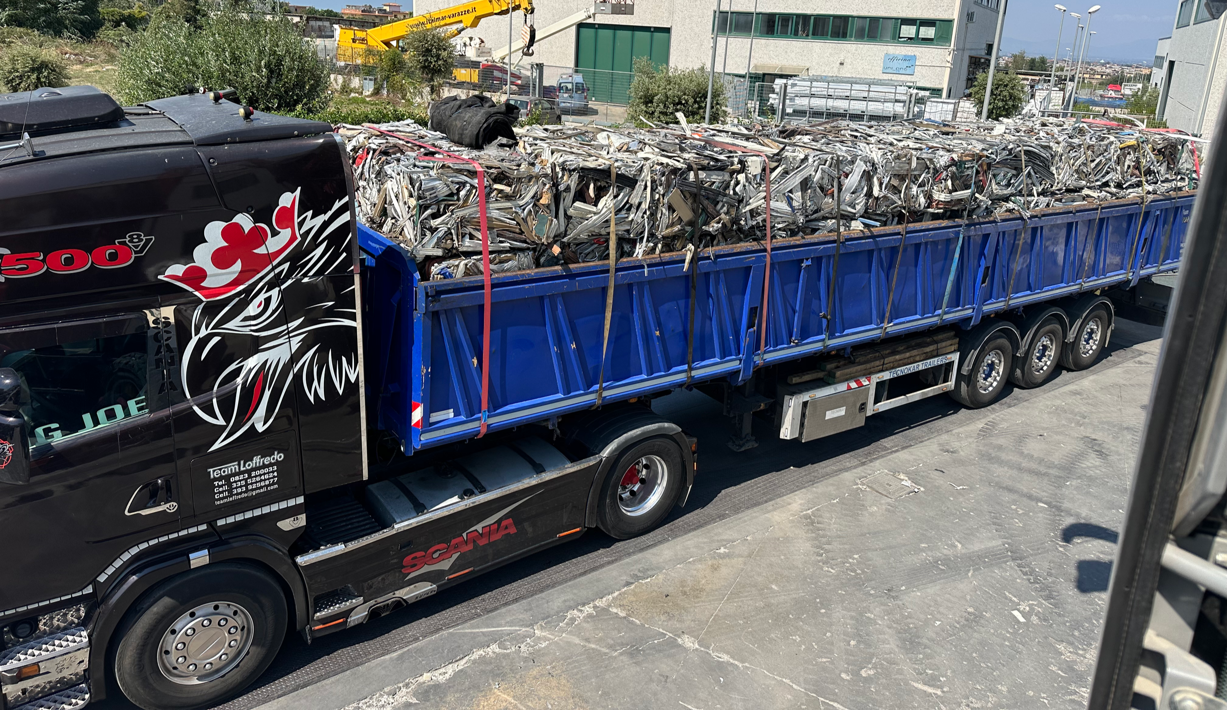 Camion carico di profili di alluminio lavorati a balle presso Metal Scrap Srl in provincia di Caserta