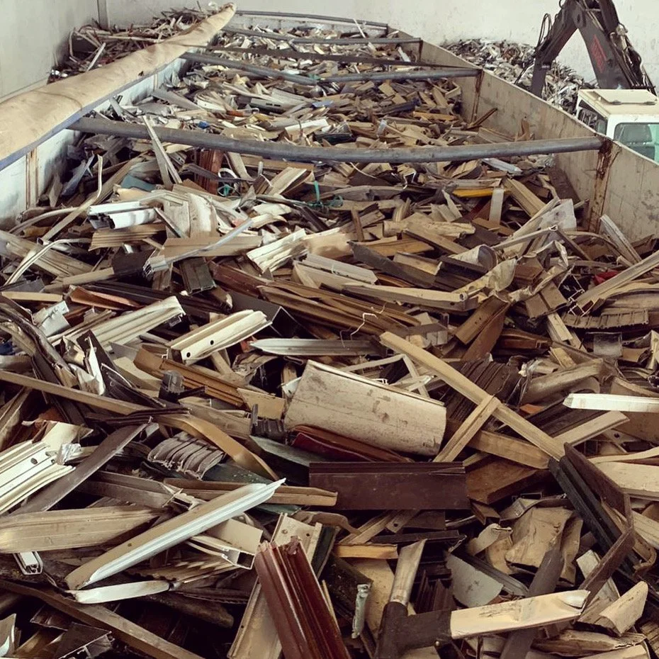 Camion carico di profili di alluminio lavorati presso Metal Scrap Srl in provincia di Caserta