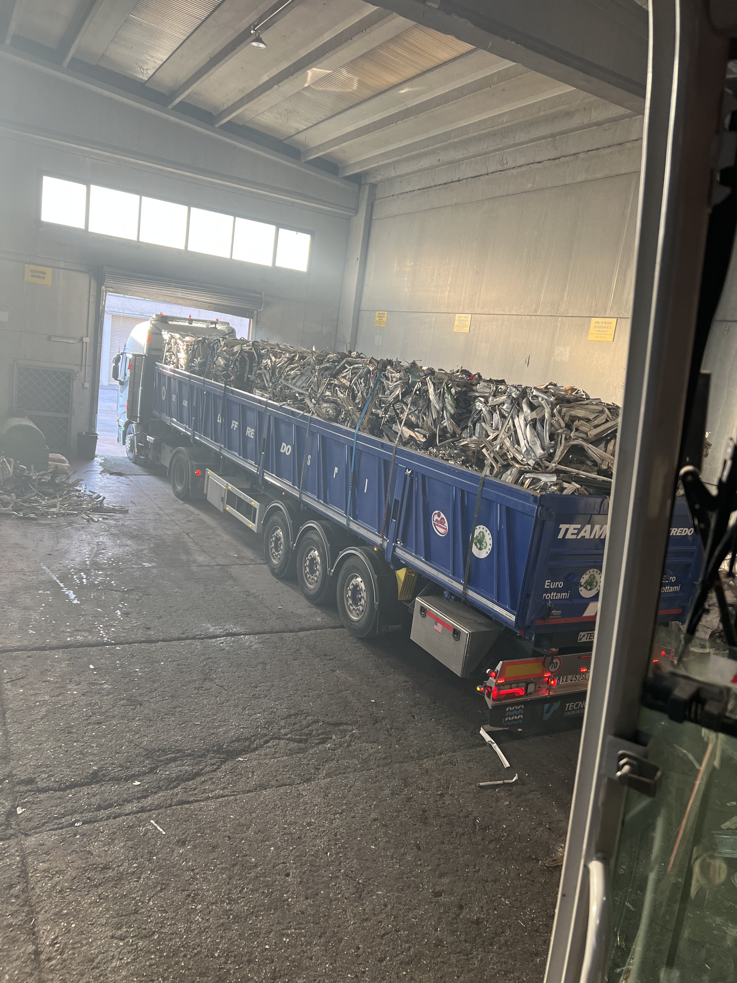 Camion carico di alluminio presso Metal Scrap Srl in provincia di Caserta