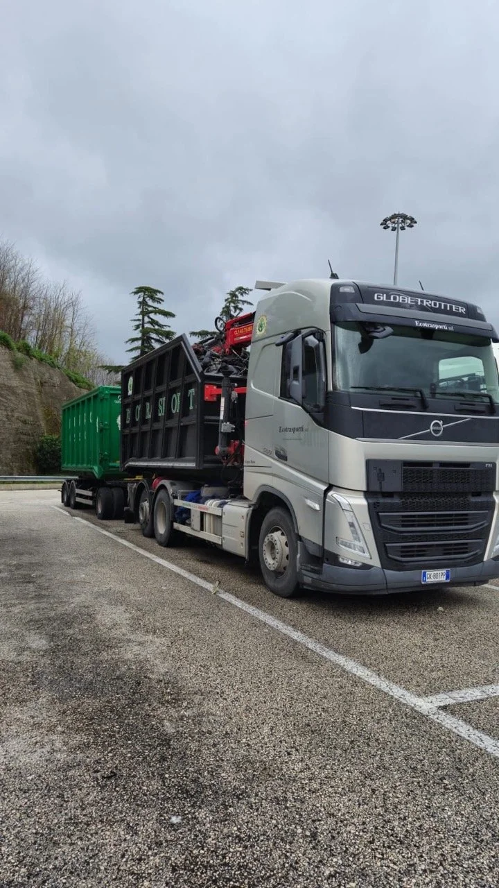 Camion con cassa e gru di Metal Scrap Srl per la movimentazione dei rottami