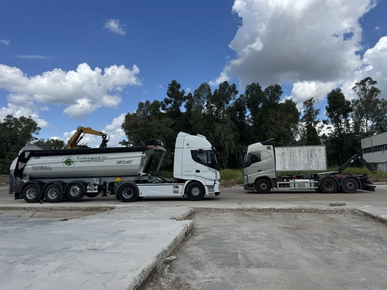 Mezzi operativi per il trasporto e la gestione di rottami metallici presso Metal Scrap Srl in provincia di Caserta