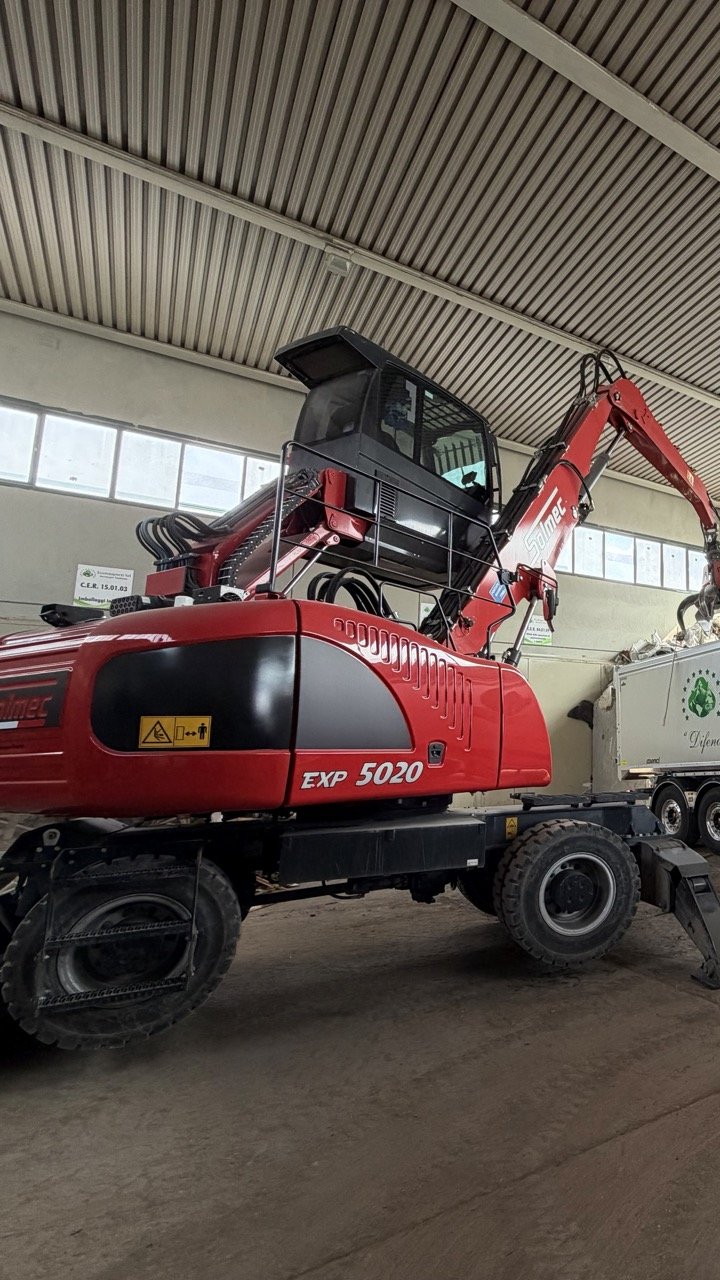 Caricatore per la movimentazione di rottami metallici presso Metal Scrap Srl in provincia di Caserta