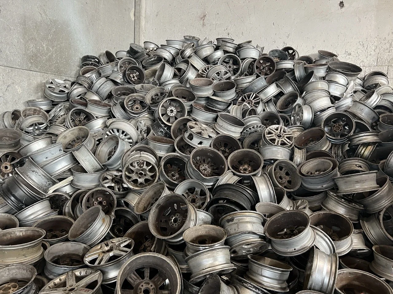 Cerchi in alluminio destinati al recupero e al trattamento presso Metal Scrap Srl in provincia di Caserta