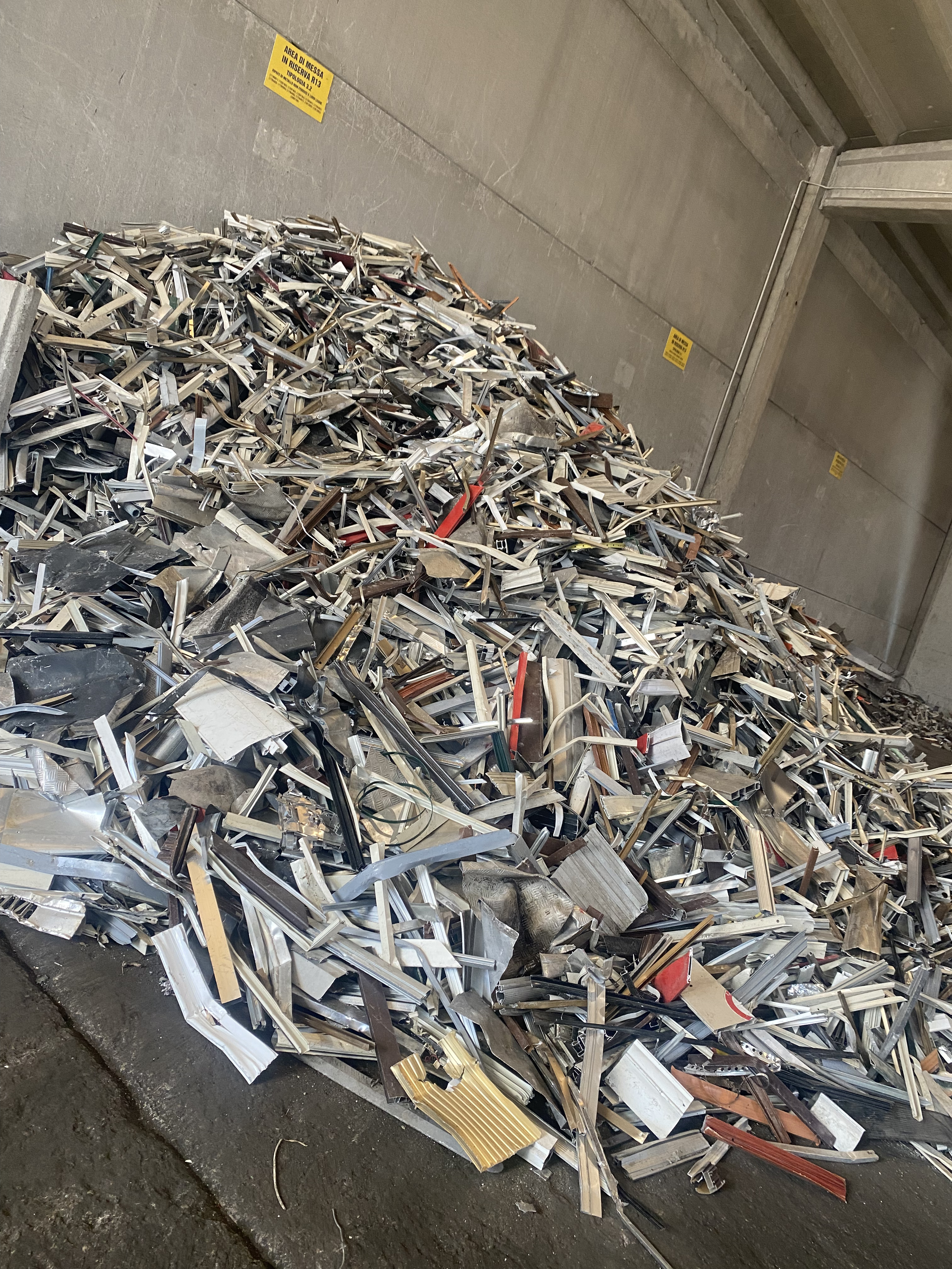 Stoccaggio Alluminio profilo lavorato nella Metal scrap srl