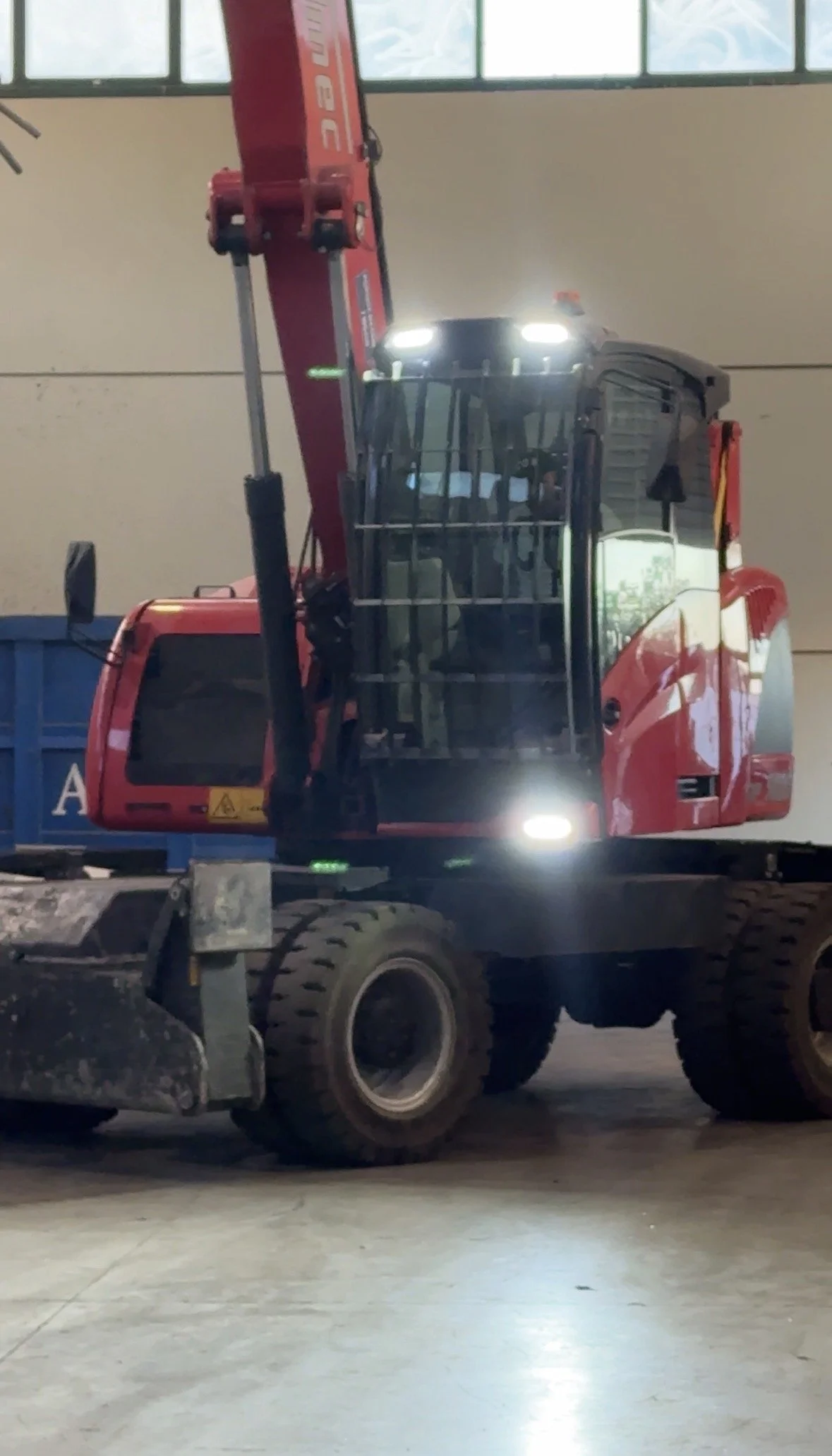 Caricatore Solmec per la movimentazione di rottami metallici presso Metal Scrap Srl in provincia di Caserta