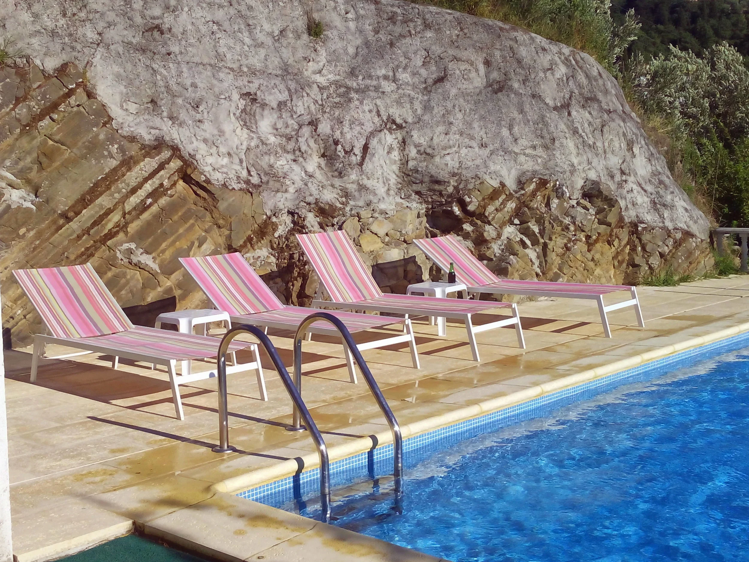 Quinta do Fôjo - relaxing by the pool