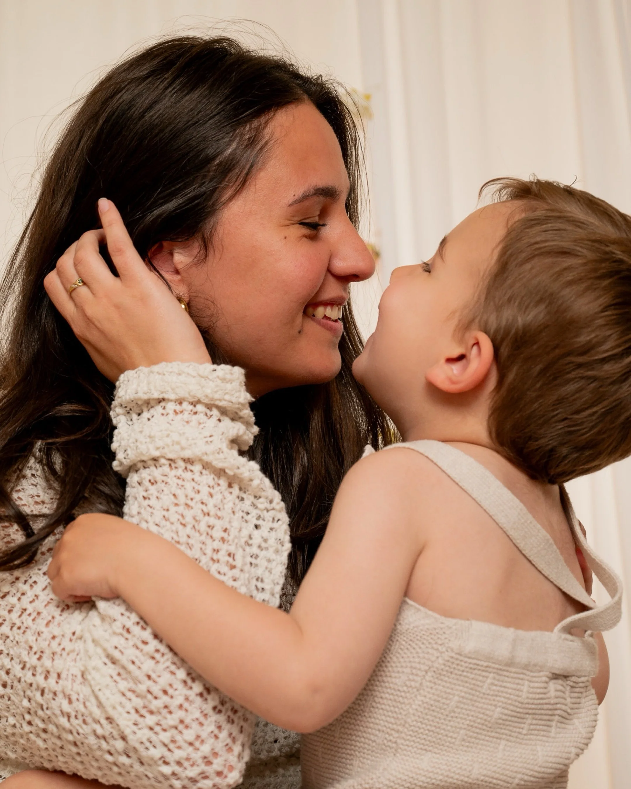 Tu attends d&rsquo;&ecirc;tre &ldquo;pr&ecirc;te&rdquo; pour &ecirc;tre dans tes photos de ta famille ? ✨

Ce moment n&rsquo;arrivera peut-&ecirc;tre jamais. Pas parce que tu manques de temps. Pas parce que ton corps n&rsquo;est pas encore &ldquo;com