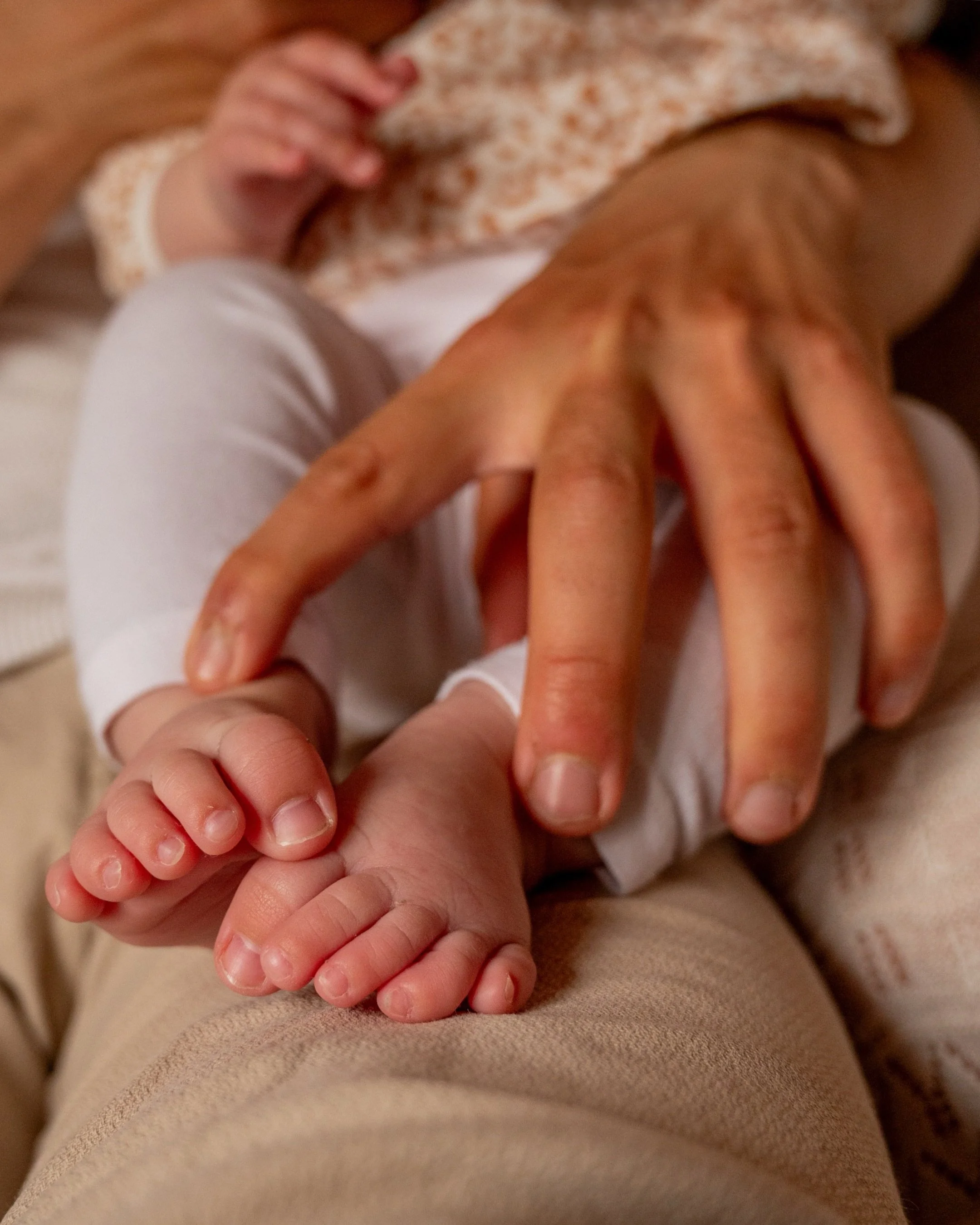 Ce que mes clientes font pendant la s&eacute;ance (spoiler : elles ne posent pas) 🥰

Elles parlent. Elles rient. Elles regardent leur b&eacute;b&eacute;.
Elles oublient compl&egrave;tement que je suis l&agrave;.
C&rsquo;est &ccedil;a, mon vrai trava