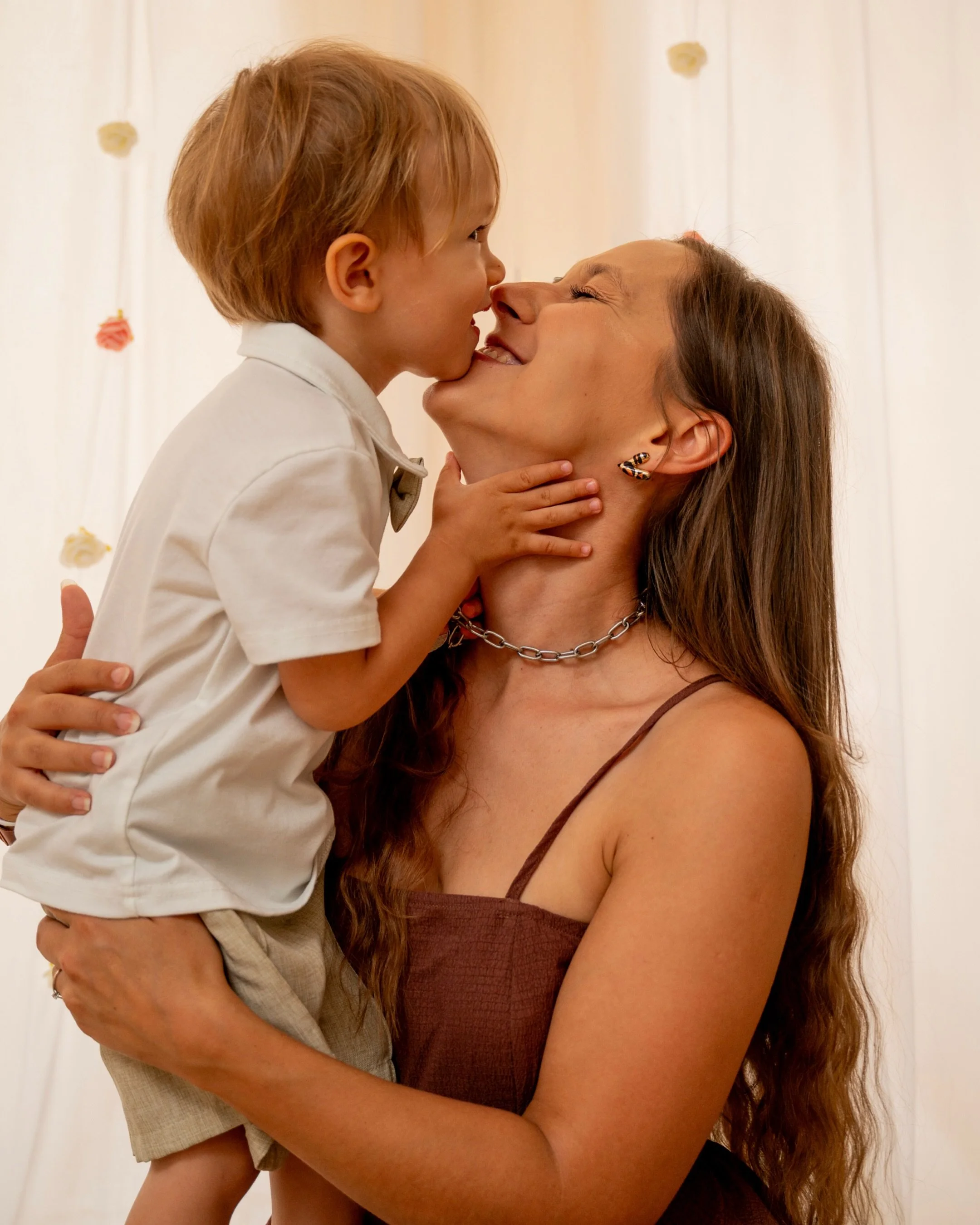 Ce moment-l&agrave;, il ne reviendra pas 💫
La lumi&egrave;re dor&eacute;e du salon. Ton b&eacute;b&eacute; qui grandit trop vite et qui te fait un c&acirc;lin, mais trop rapide. Ces &eacute;clats de rires innocents et bien trop sinc&egrave;res.

Dan