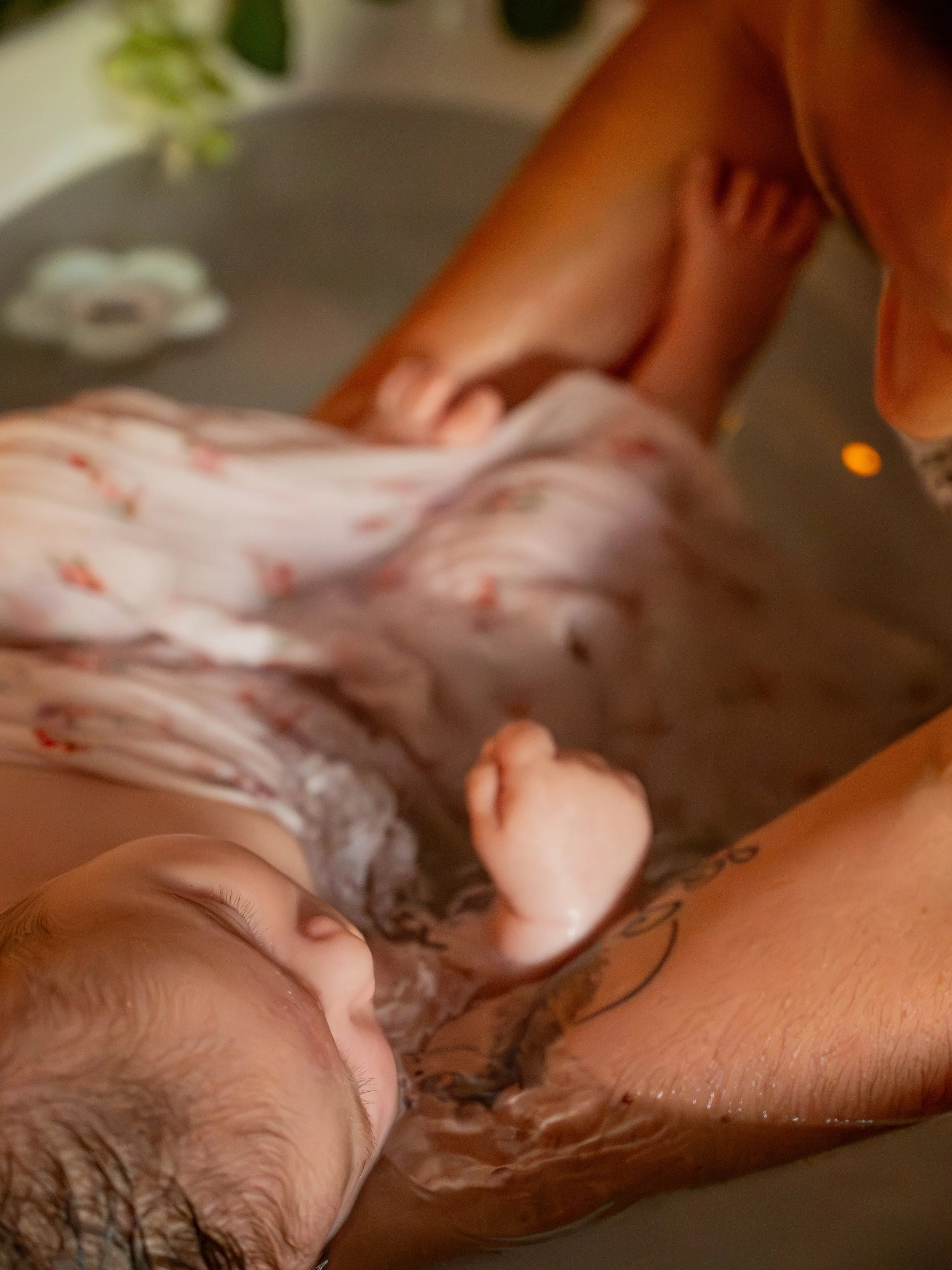 Personne ne t&rsquo;a pr&eacute;venue &agrave; quel point ce moment serait bouleversant. 🤍

Un bain envelopp&eacute;, ce n&rsquo;est pas qu&rsquo;un rituel doux pour b&eacute;b&eacute;.

C&rsquo;est un premier moment de calme partag&eacute;, ensembl