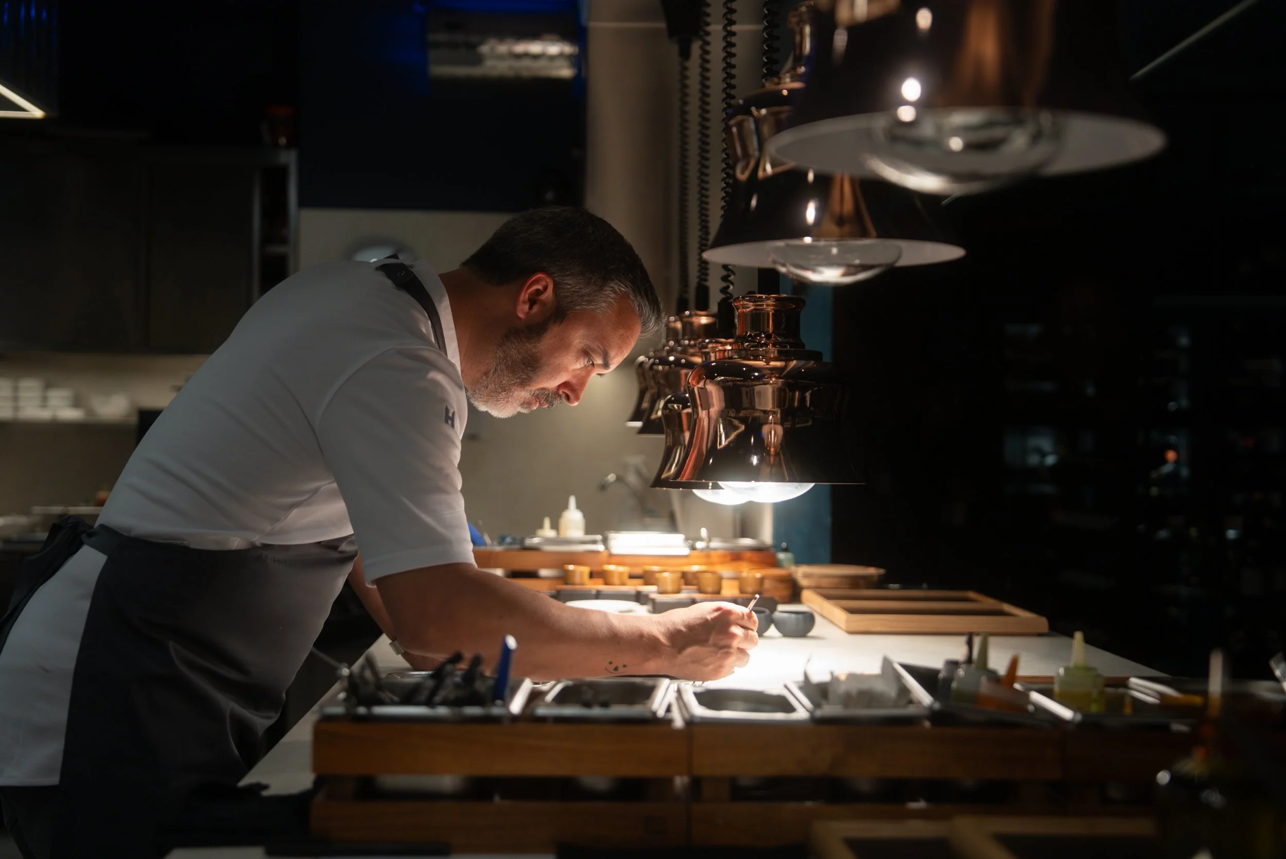 Henrique Sá Pessoa | 2 Michelin Star in Lisbon na cozinha no restaurante em Lisboa