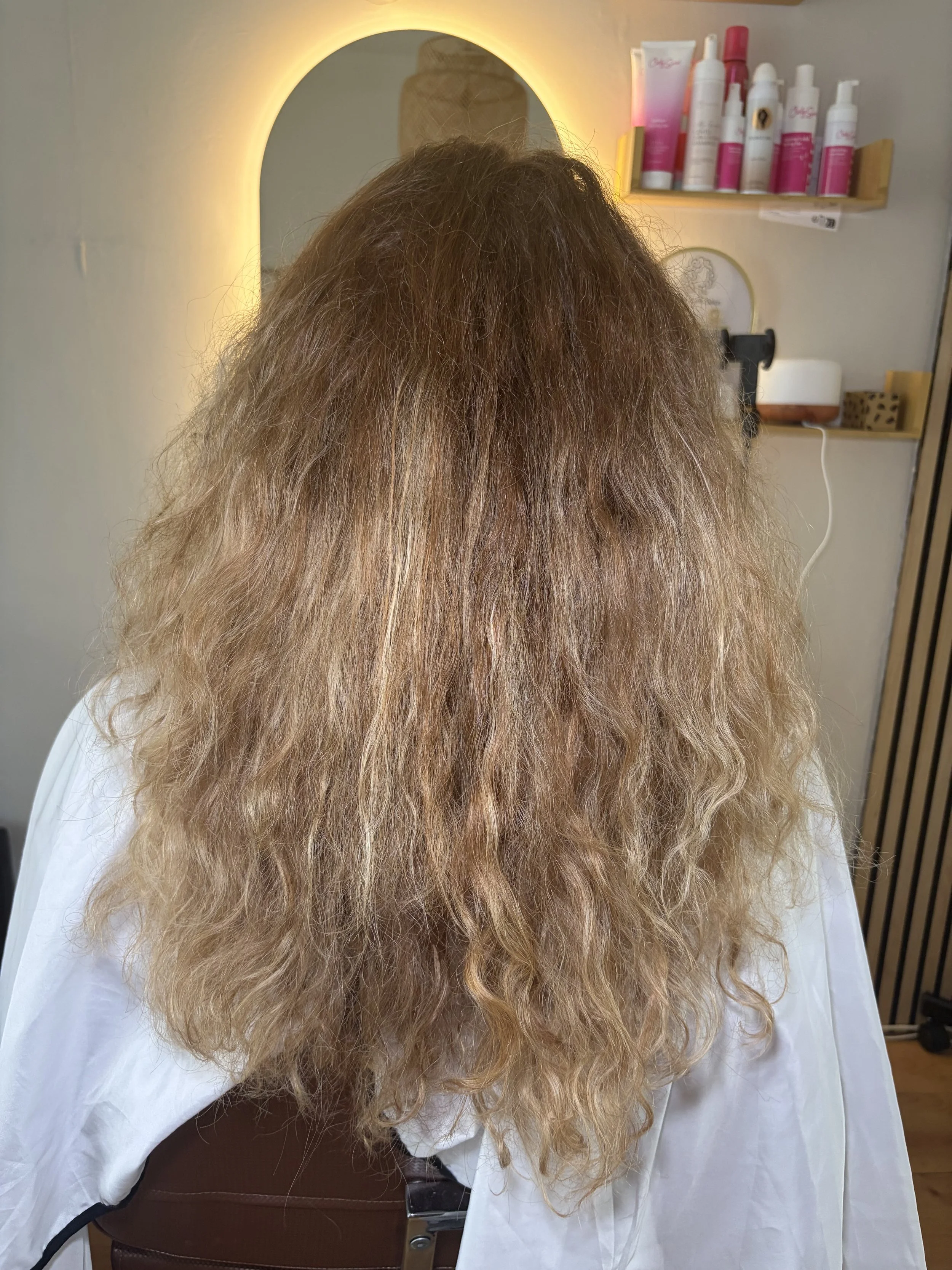 Heb ik golvend haar of gewoon pluizig haar? Zo test je het