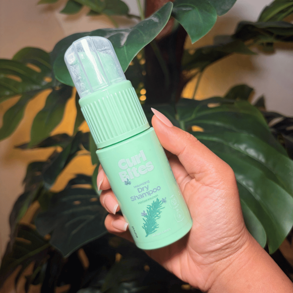 Haarstyliste Lala toont Curl Bites Volumizing Dry Shampoo