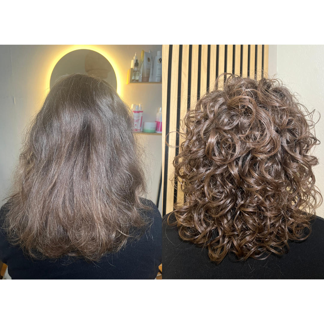 Voor en na foto van een vrouw met haar die getransformeerd is van warrig en steil naar strak gekruld haar.