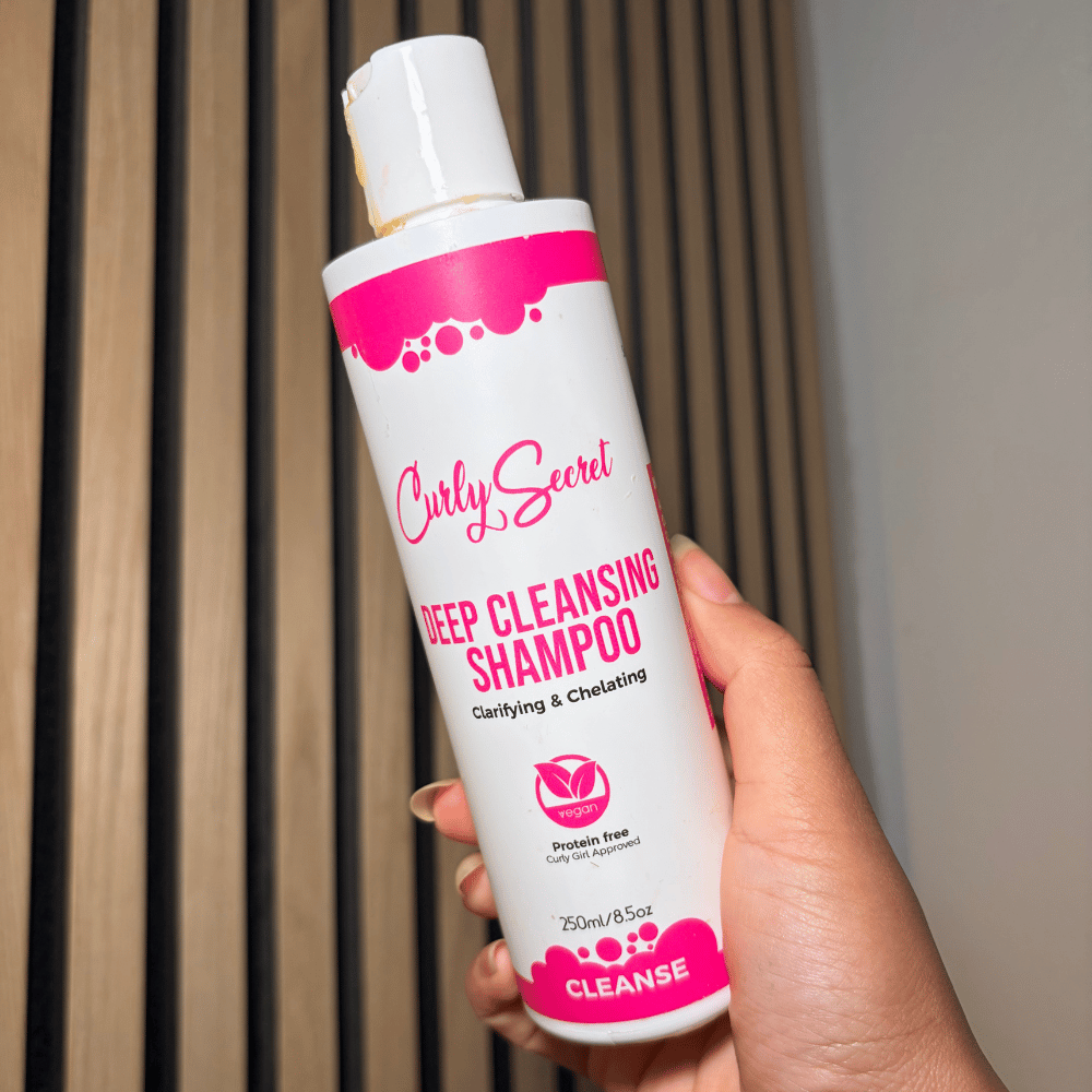 Krullenkapster Lala toont een Curly Secret Deep Cleansing Shampoo