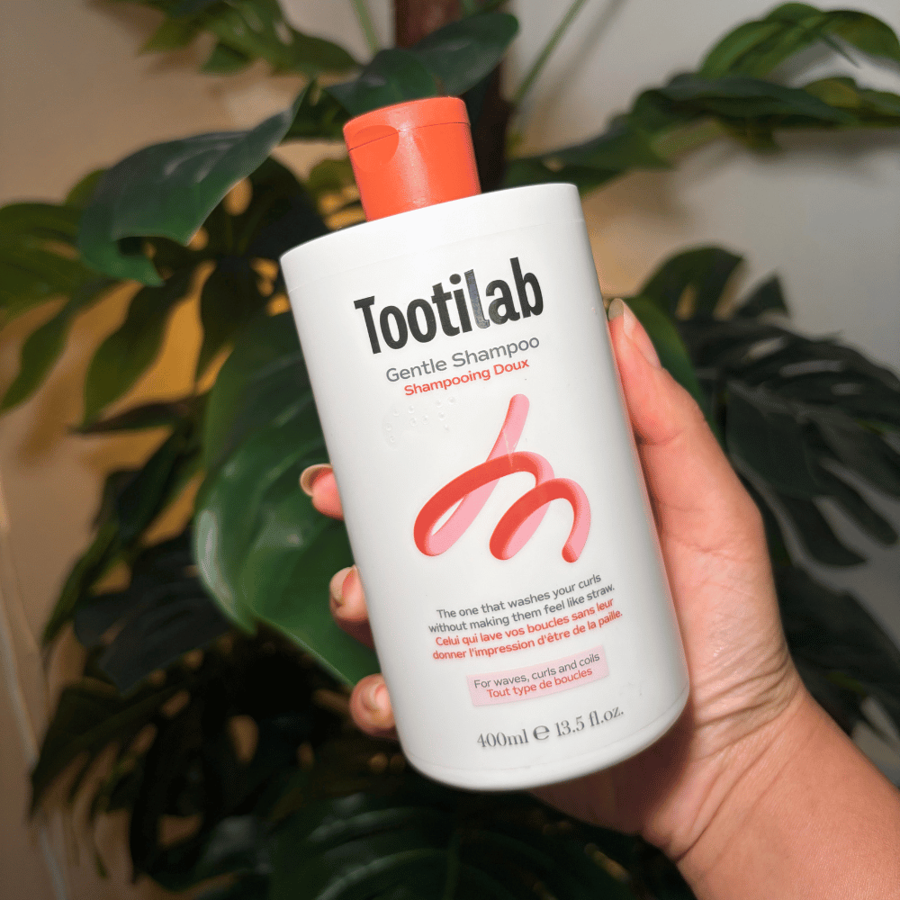 Krullenkapster Lala houdt Tootilab Gentle Shampoo voor de camera