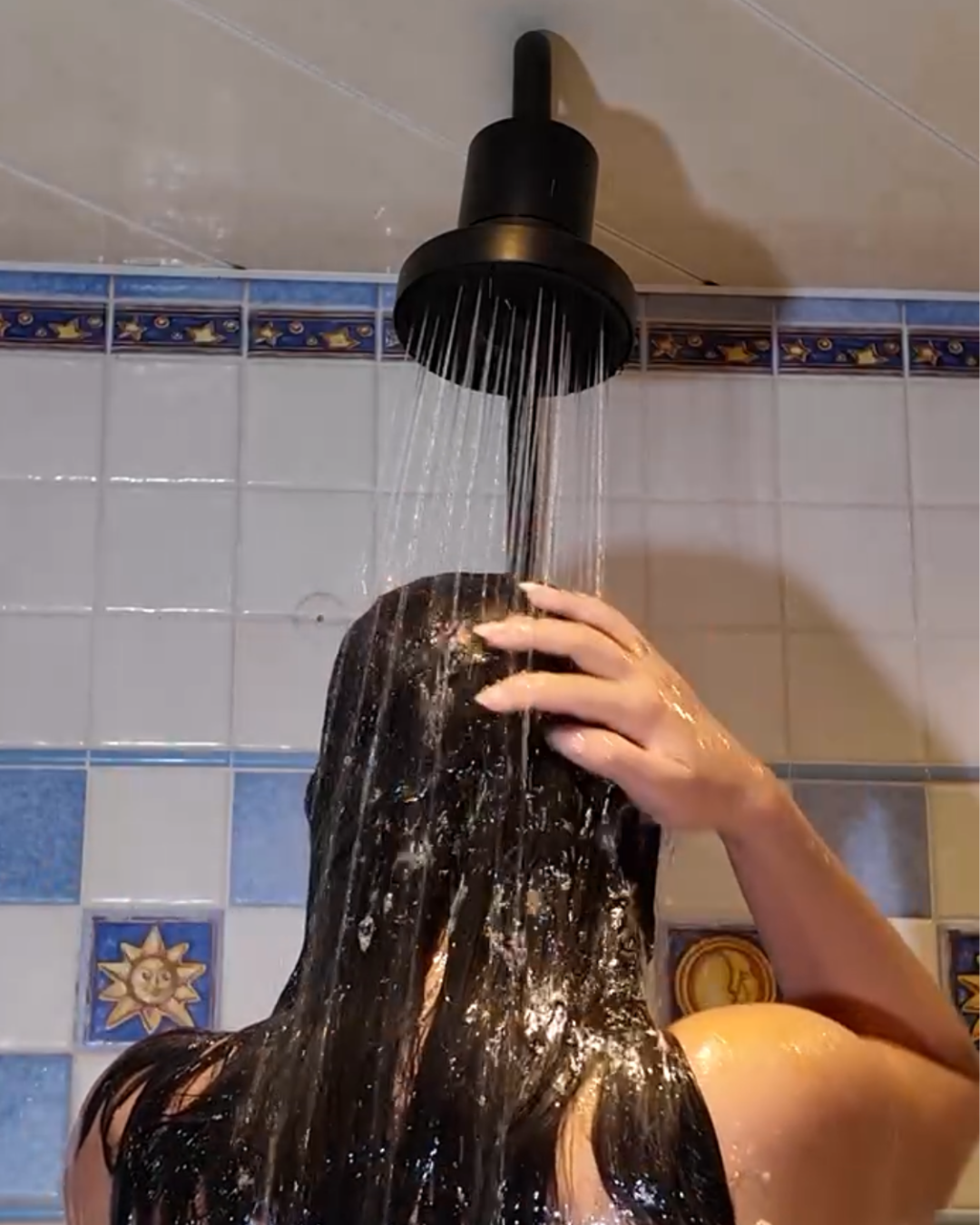 Krullenkapster Lala thuis onder de douche