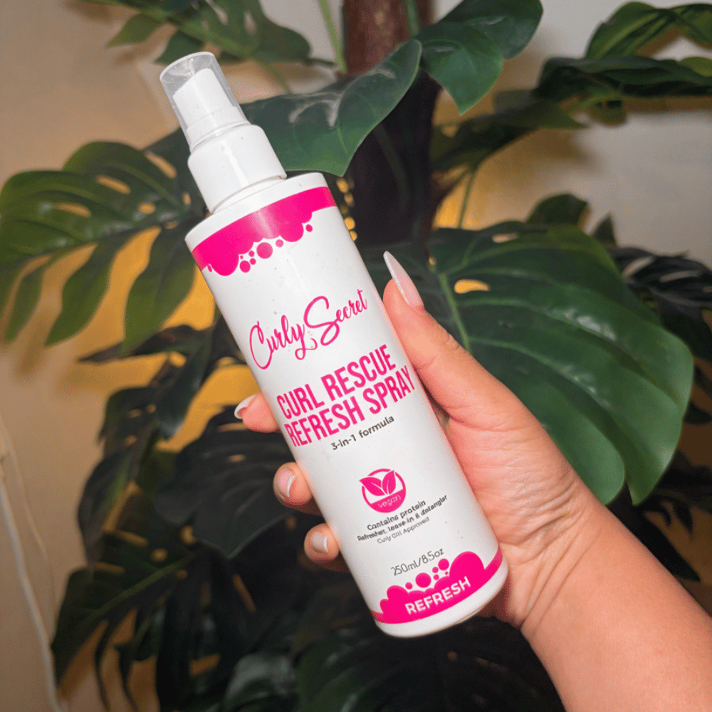 Lala toont Curly Secret Curl Rescue Refresh Spray