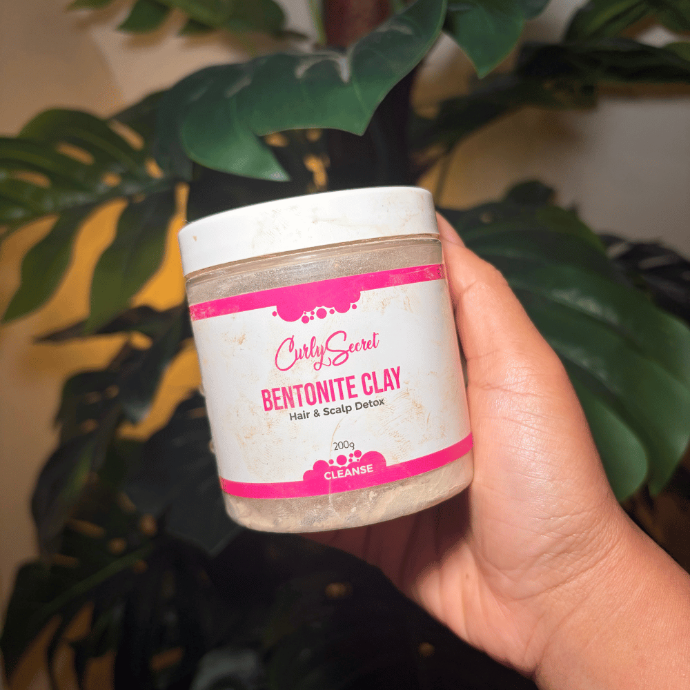 Krullenkapster Lala houdt Curly Secret Bentonite Clay vast