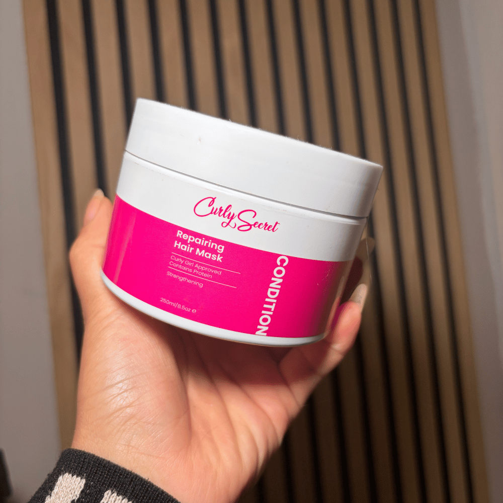 Lala houdt Curly Secret Repairing Hair Mask vast