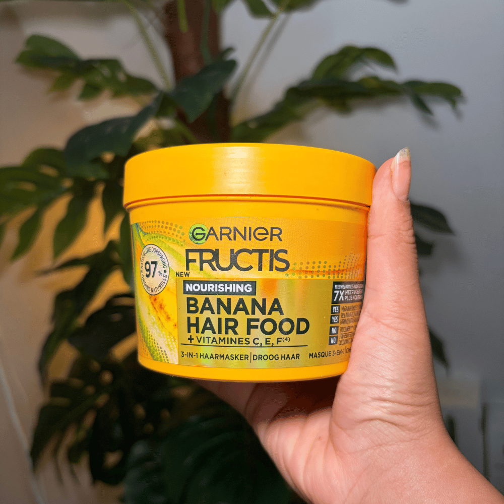 Haarstyliste Lala houdt Garnier Fructis Banana Hair food haarmasker vast