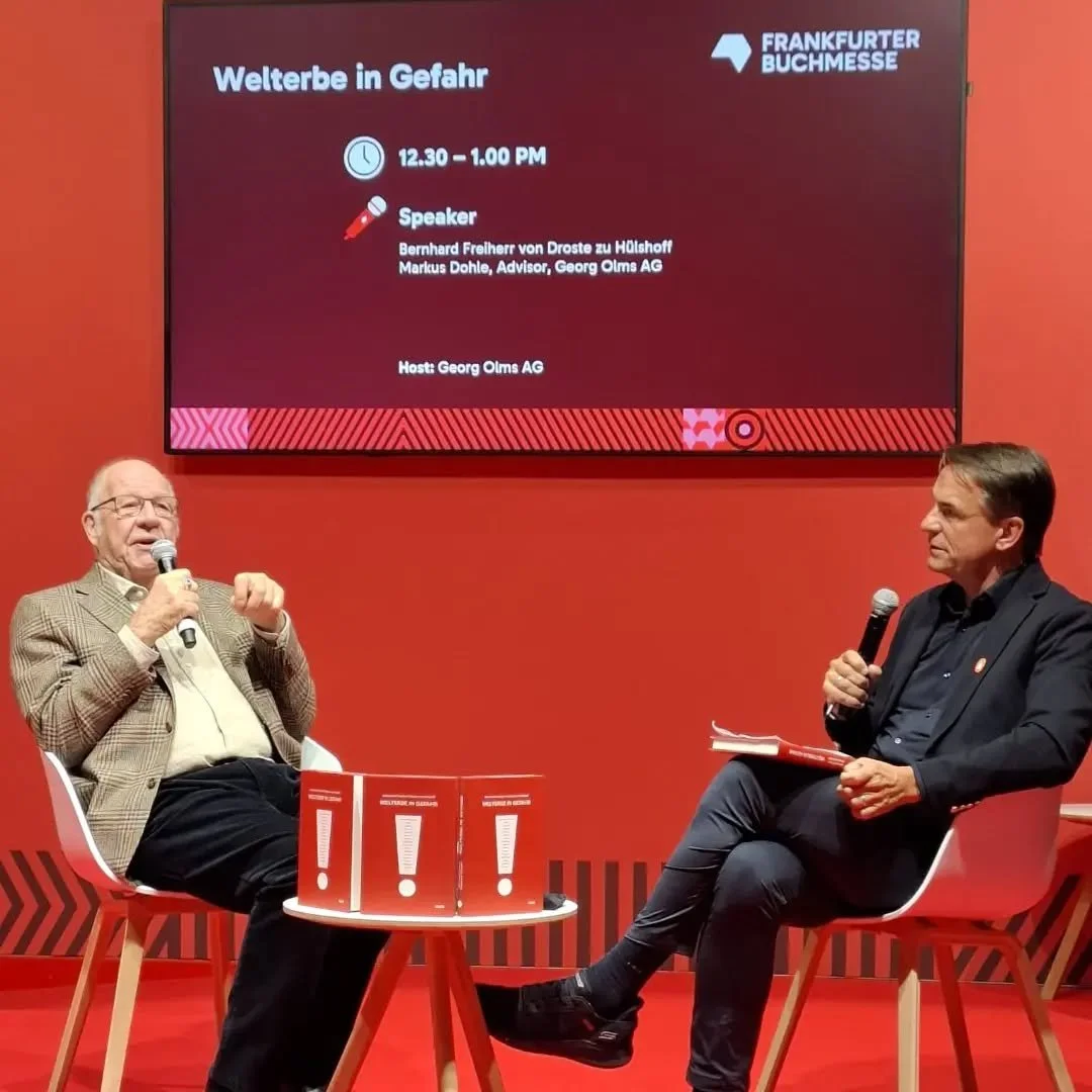 Von der Global Stage auf der Frankfurter Buchmesse: Bernd von Droste zu H&uuml;lshoff stellt sein Buch "Welterbe in Gefahr" (Olms Verlag) vor. Der Gr&uuml;ndungsdirektor des Unesco-Welterbes hat ein gro&szlig;artiges Buch geschrieben. Wir p