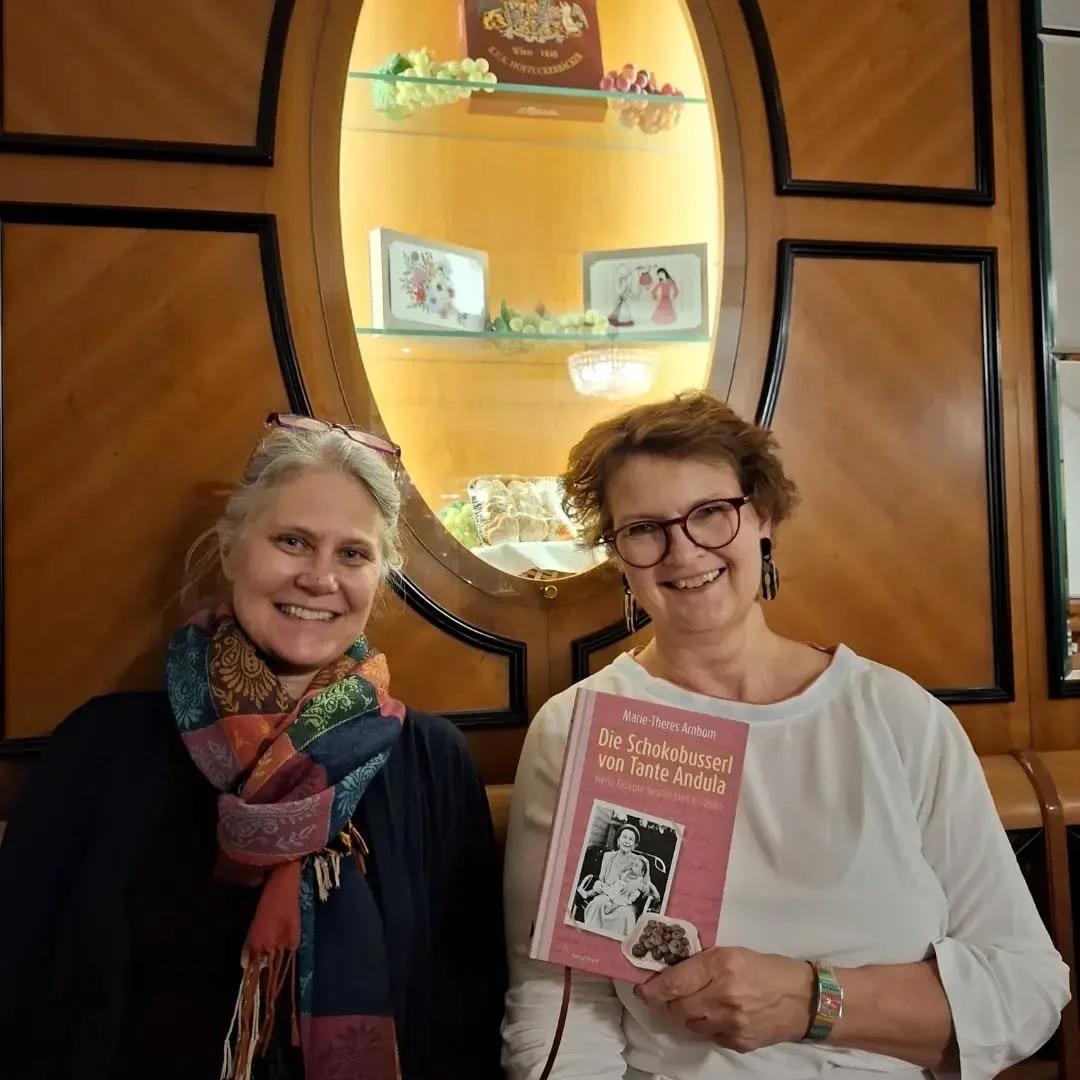 Tante Andulas Schokobusserln sind ein Gedicht, nachzulesen in Marie-Theres Arnboms neuem wunderbarem Buch! Sch&ouml;ne Gr&uuml;&szlig;e von der Pr&auml;sentation in der Konditorei Heiner!

@mtarnbom
@amaltheaverlag
#buchhandlungleo
#schokobusserl