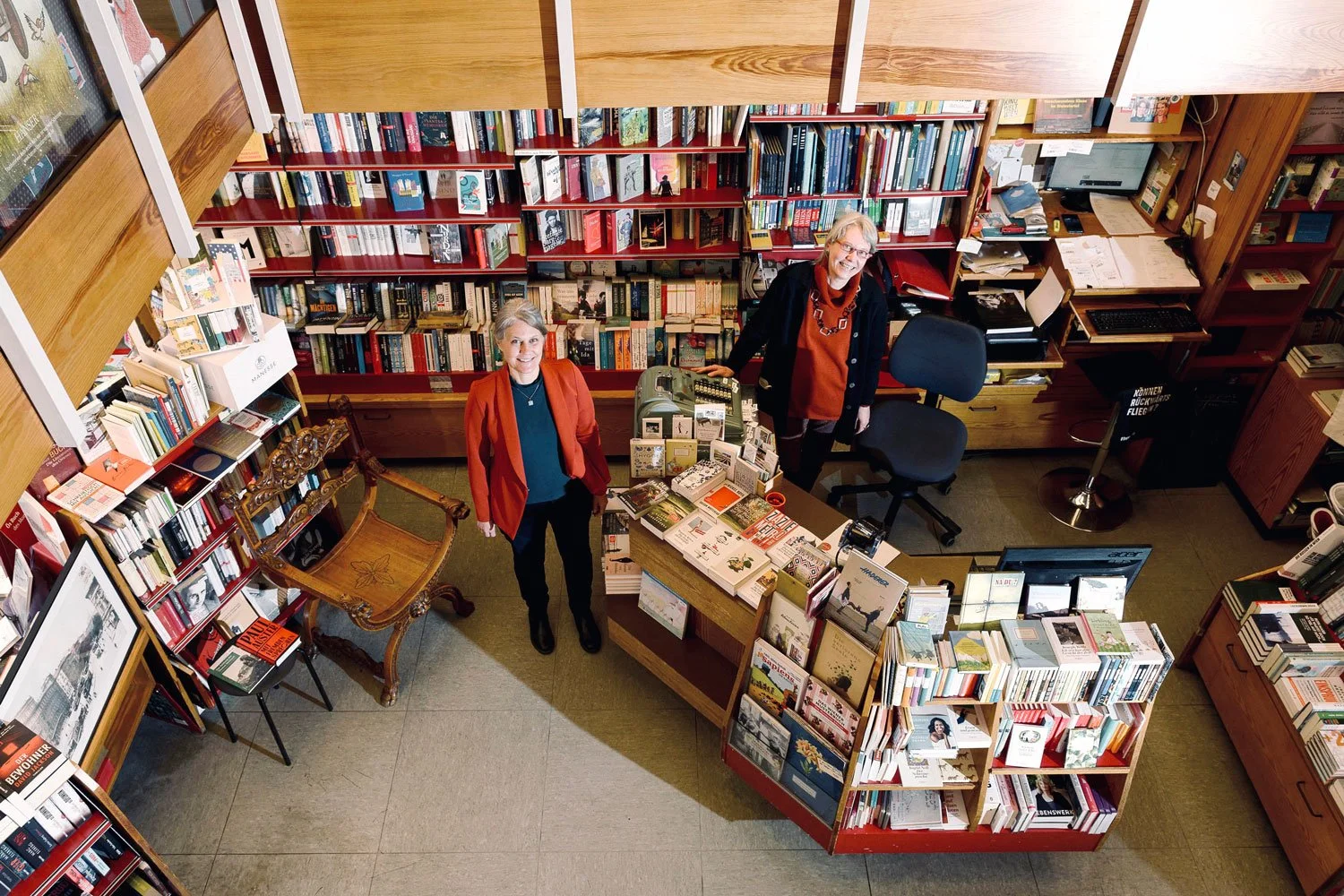 Blick vom Halbstock hinunter in die Buchhandlung und auf die beiden Besitzerinnen.