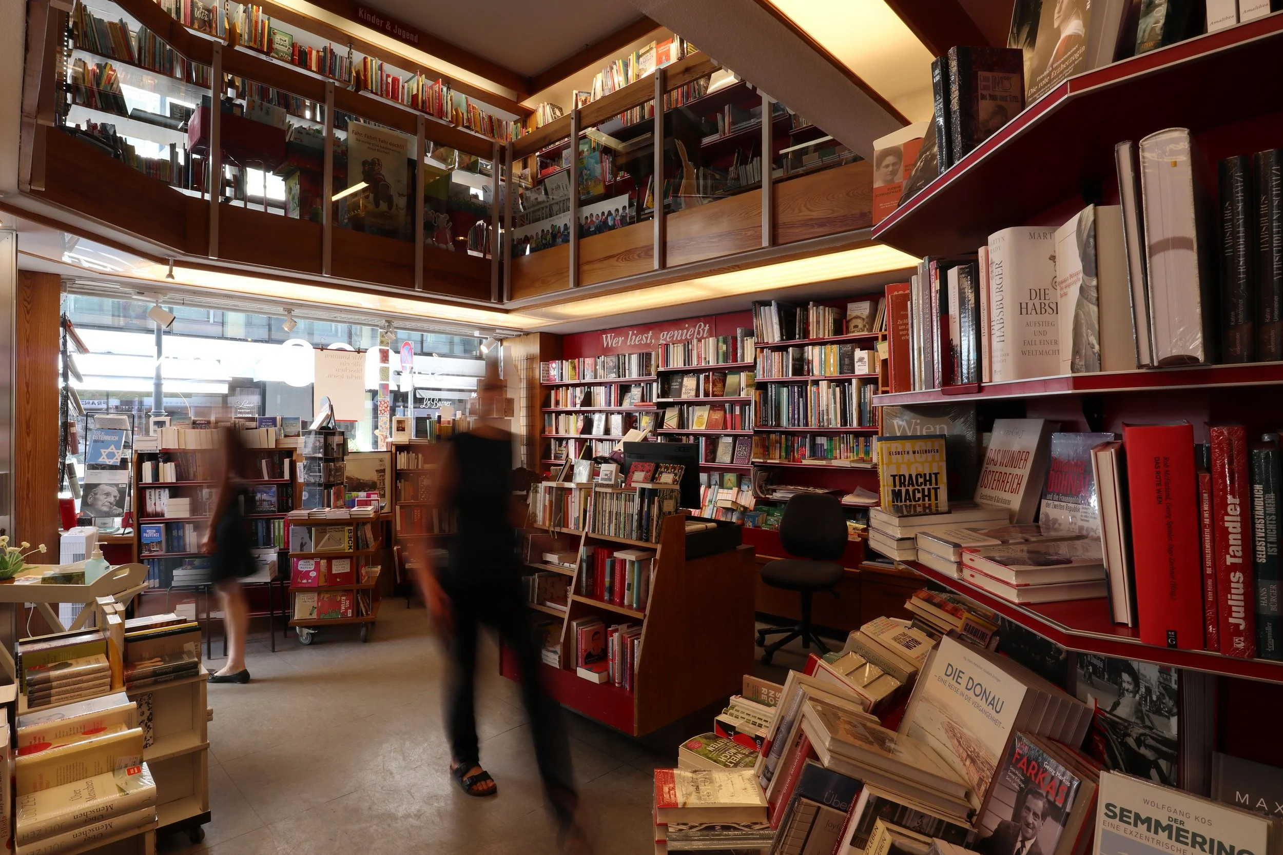 Innenraum der Buchhandlung mit Menschen
