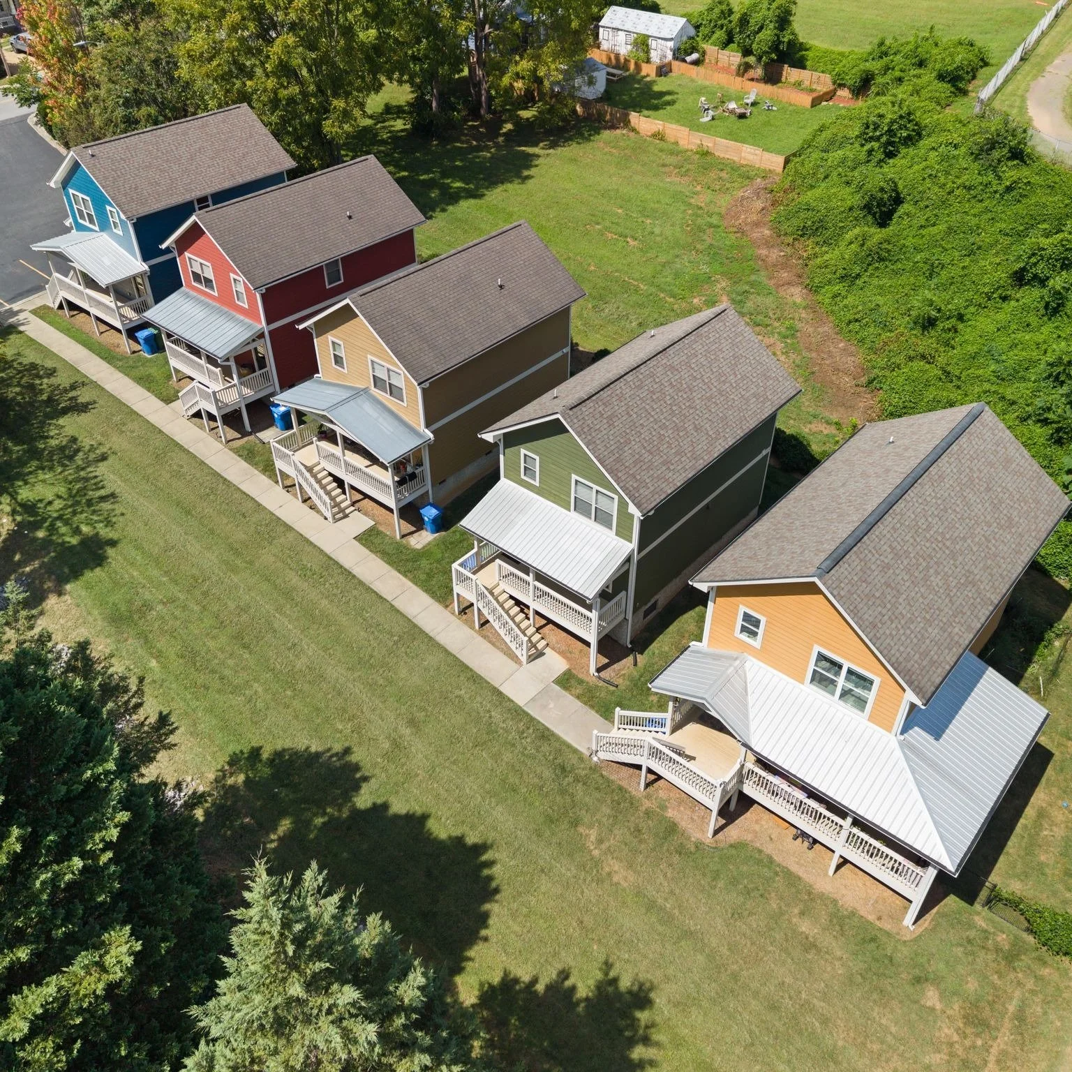 Listed by Unique Real Estate Collective in Asheville ✨
This charming home in the heart of Oakley is the perfect match for anyone seeking an unbeatable location and low-maintenance living! 🏡
📍 8 Cottage Cove, Asheville, NC
🛏️ 3 Bed
🛁 2.5 Bath
📐 1