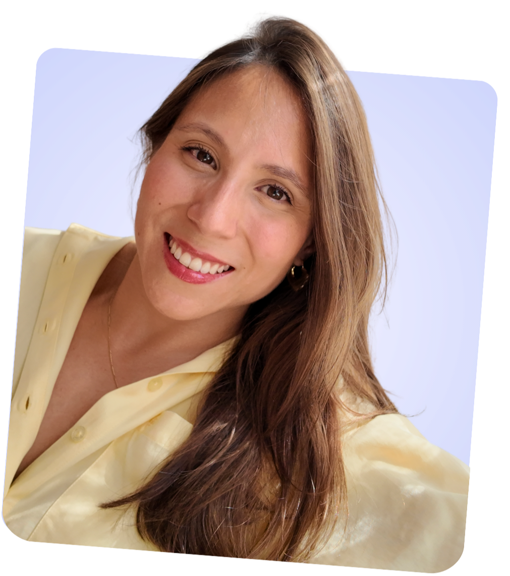 Retrato de una mujer con cabello castaño claro, sonriendo, vestida con blusa amarilla, fondo de color lila claro.