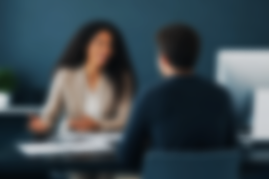 Une femme discute avec un homme lors d'un entretien d'embauche dans un bureau moderne.