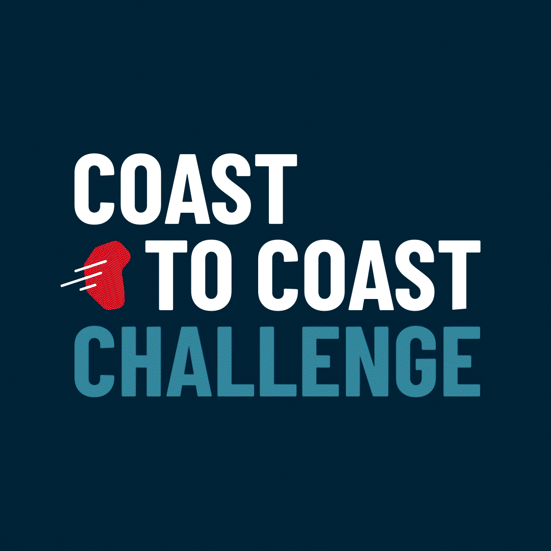 Afbeelding met de tekst 'Coast to Coast Challenge' en een rood icoon van een nier met gestreepte lijnen die snelheid aangeven, op een donkerblauwe achtergrond.