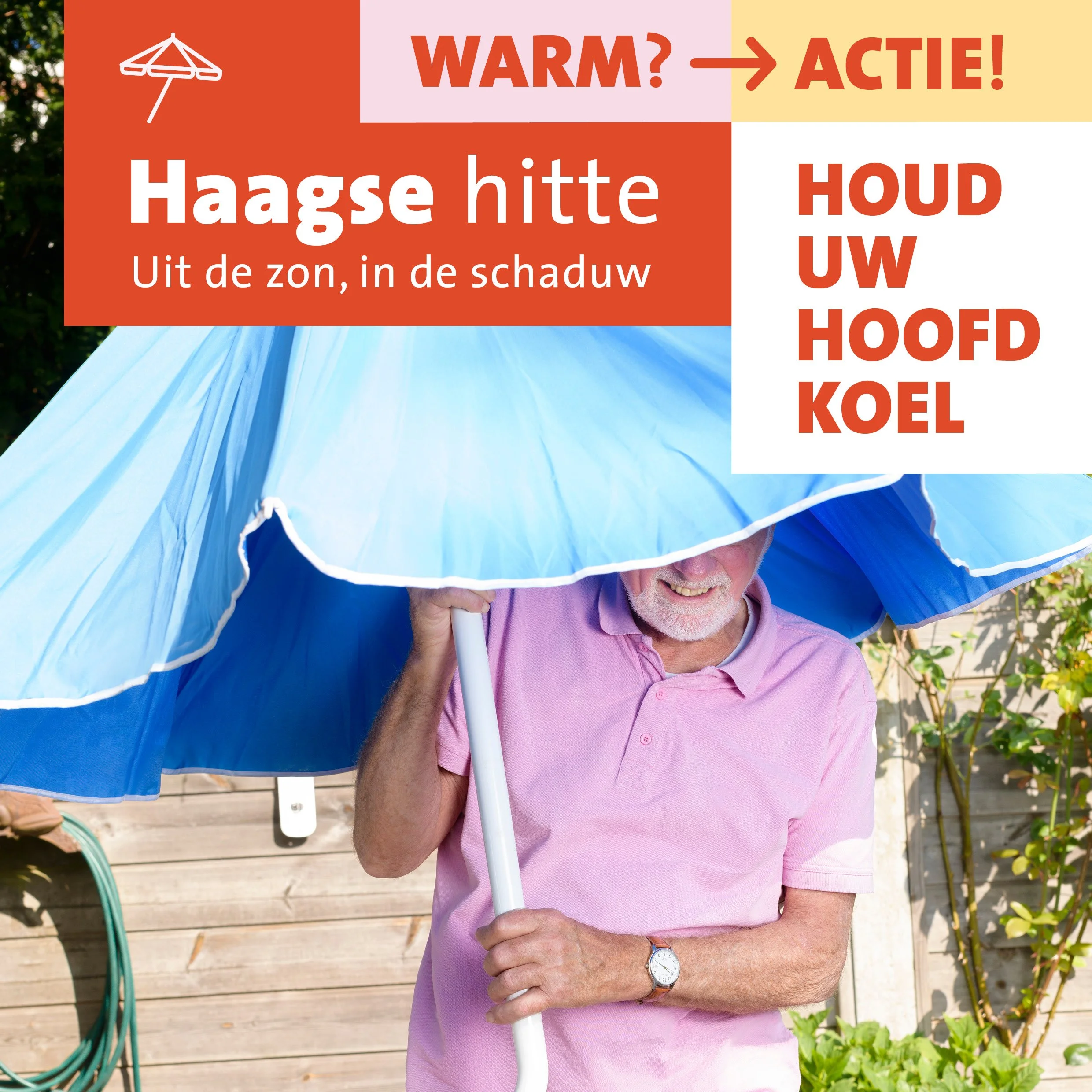 Een oudere man met een roze polo houdt een blauwe parasol boven zijn hoofd, terwijl buiten in de tuin staat. Hij draagt een horloge en glimlacht.