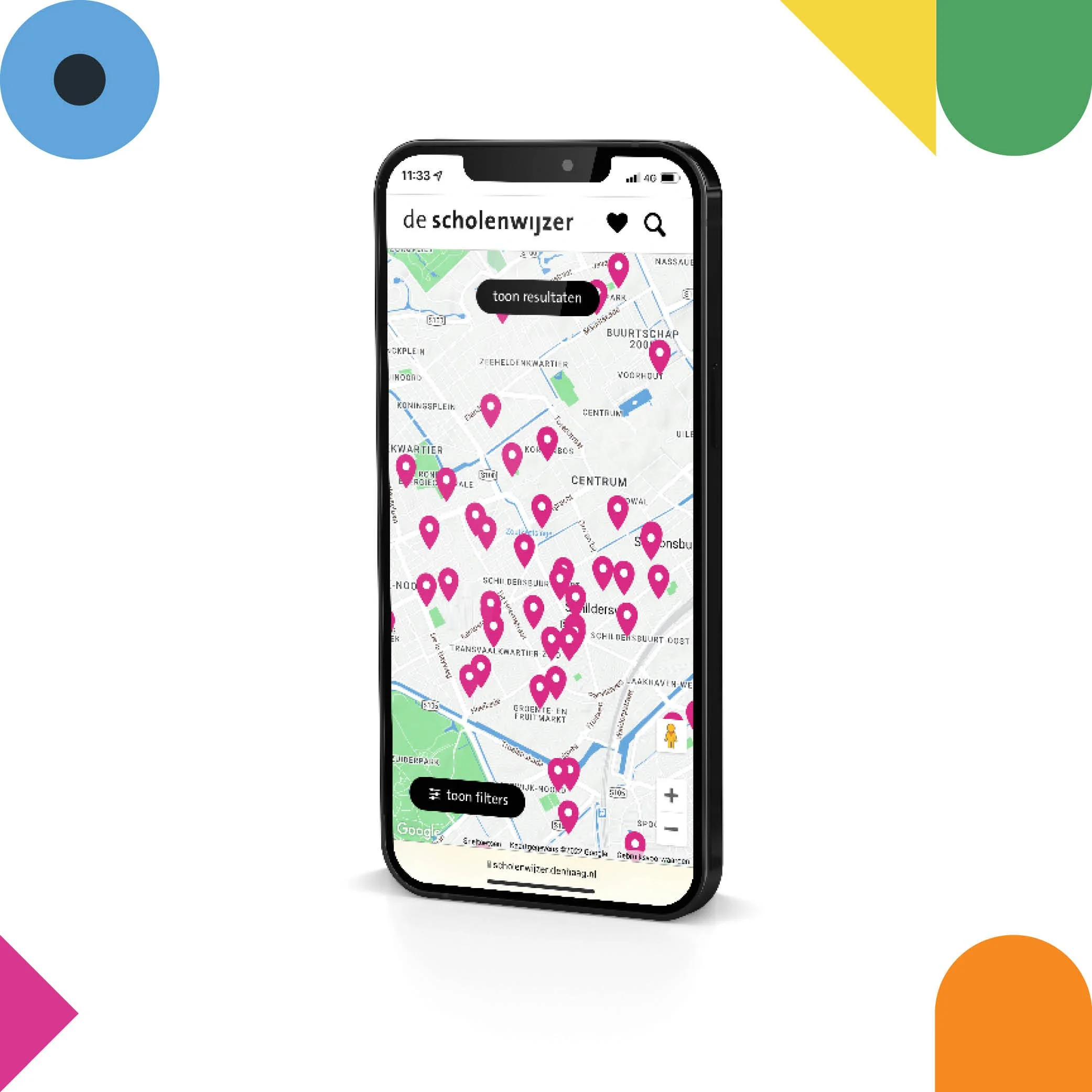 Een smartphone toont een kaart met roze locatiepinnen en opties voor filters, waarop de titel 'de scholenwijzer' zichtbaar is.