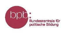Logo der Bundeszentrale für politische Bildung mit einem roten Kreis und weißen Buchstaben auf Deutsch