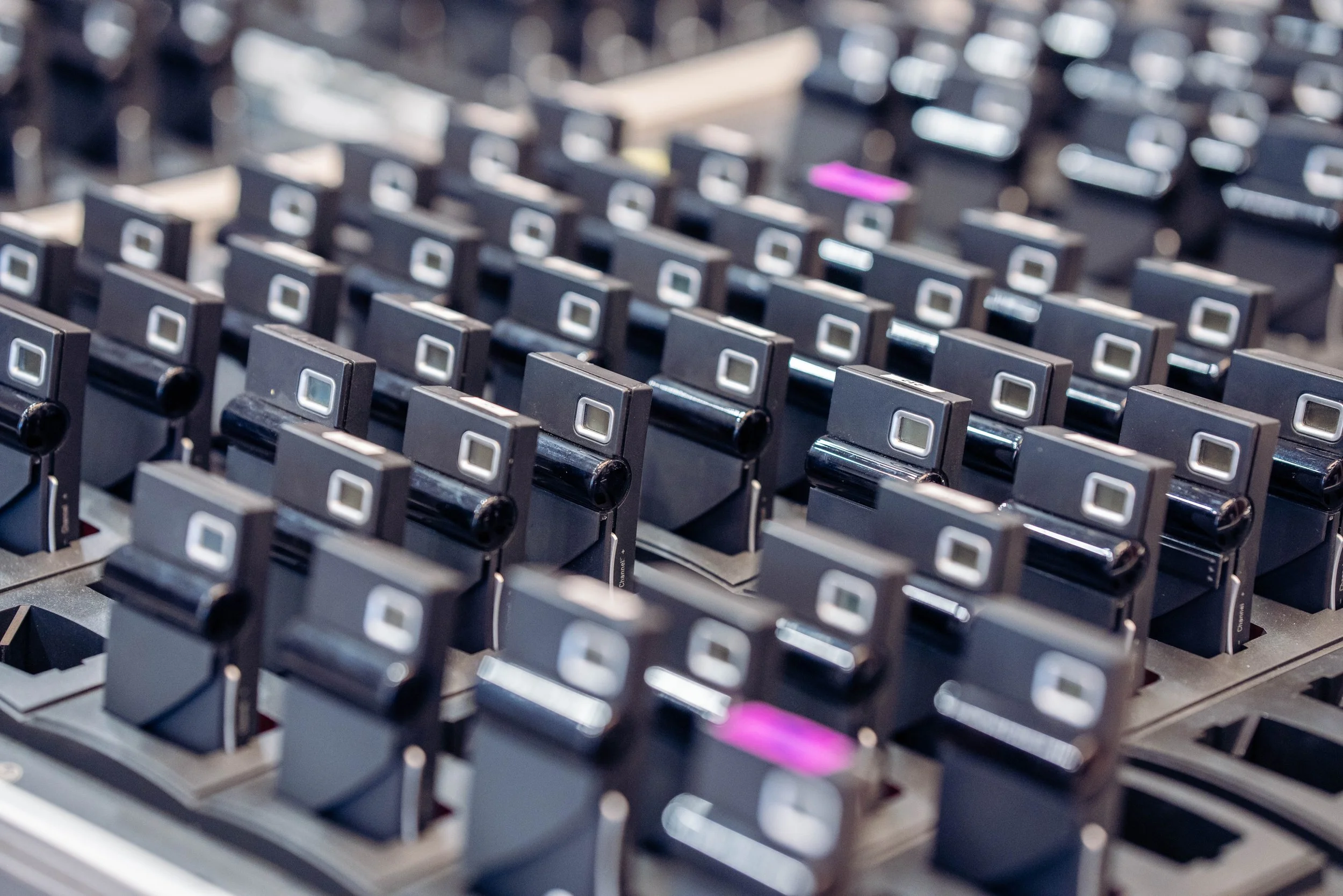 Nahaufnahme von Empfängern für Kabinentechnik und für Konferenztechnik